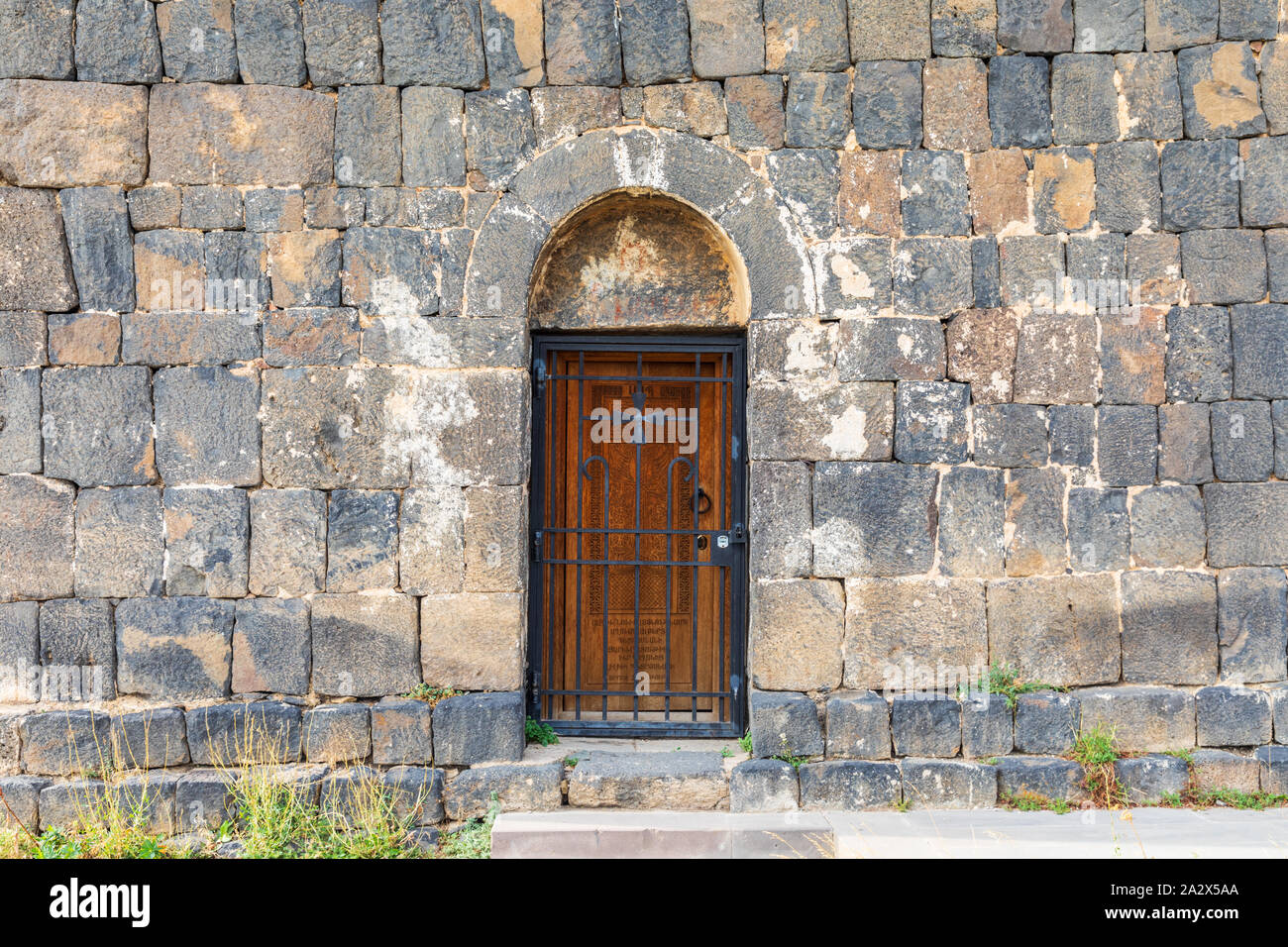 Armenia. Sevan. Sulla porta della chiesa di Surp Arakelots presso