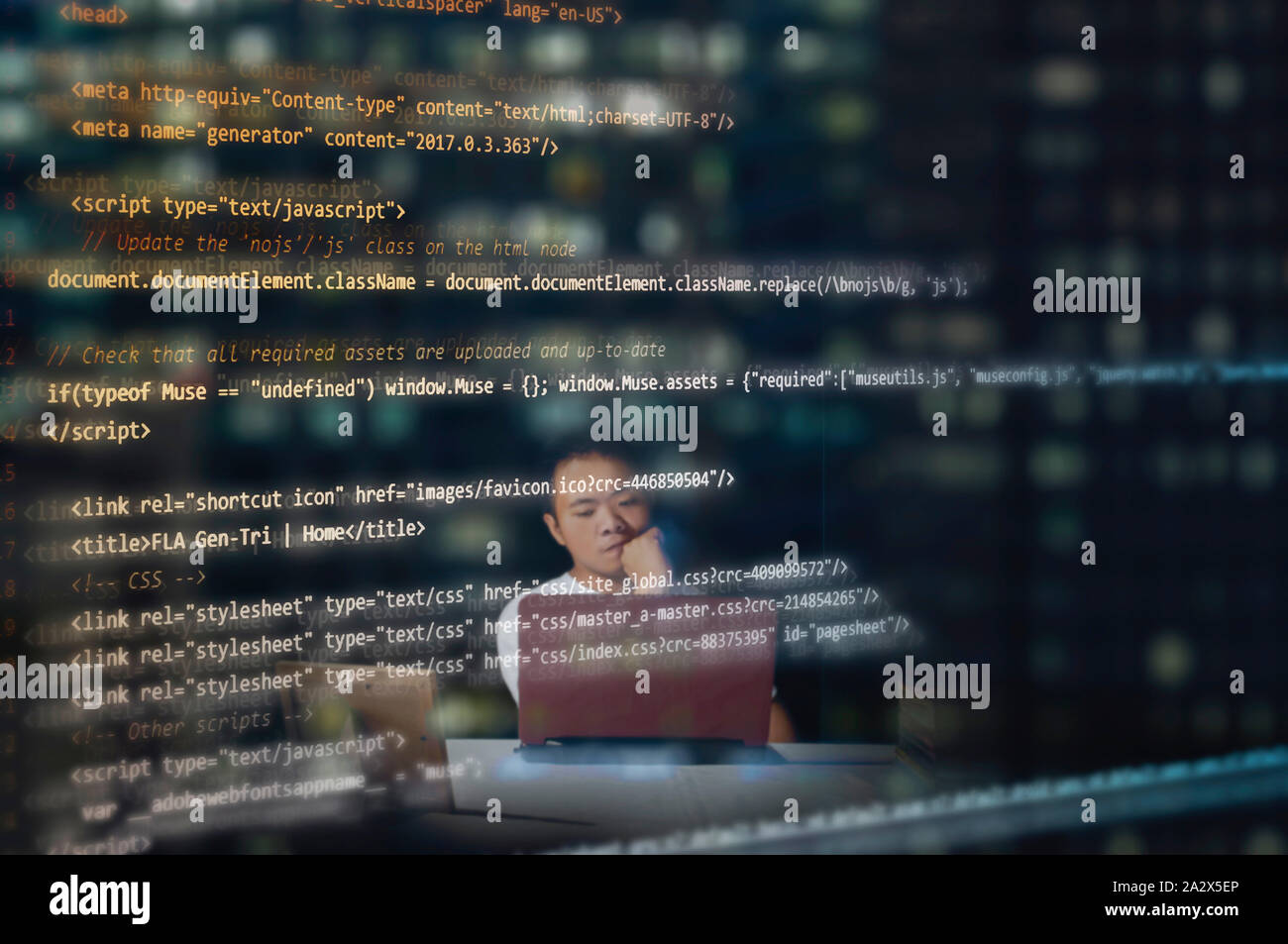 Maschio sfocata computer programmatore sullo sfondo, pensando durante la programmazione o la codifica utilizzando un computer portatile all'interno di un ufficio di notte con i codici di riflesso Foto Stock
