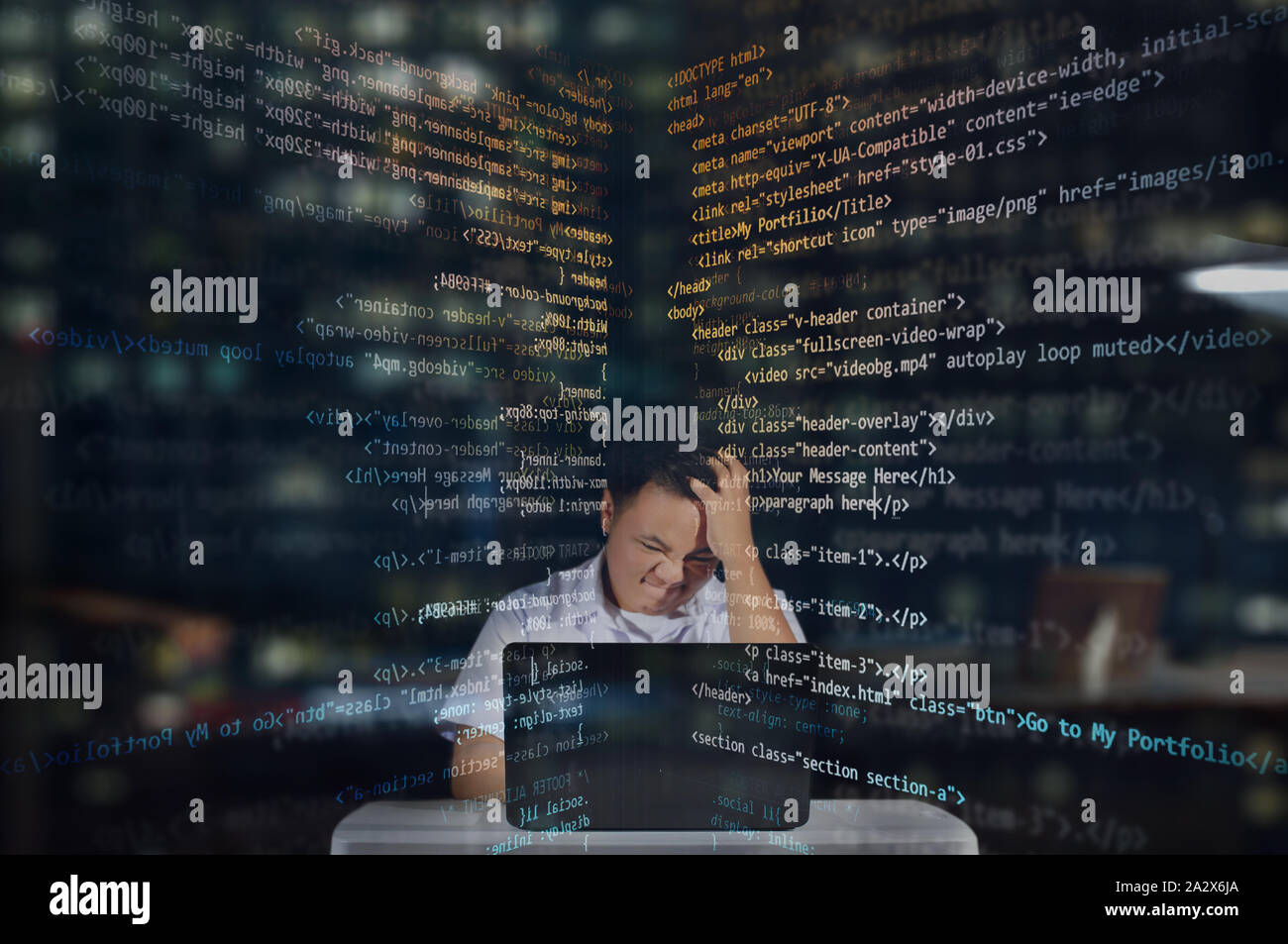 Giovane maschio web developer getting arrabbiati e frustrati mentre si lavora sul suo progetto. Lavorando al turno di notte. I codici HTML. Foto Stock