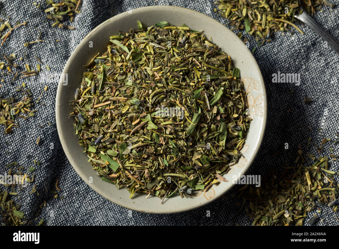 Organici di asciugare le erbe di Provenza in una ciotola Foto Stock