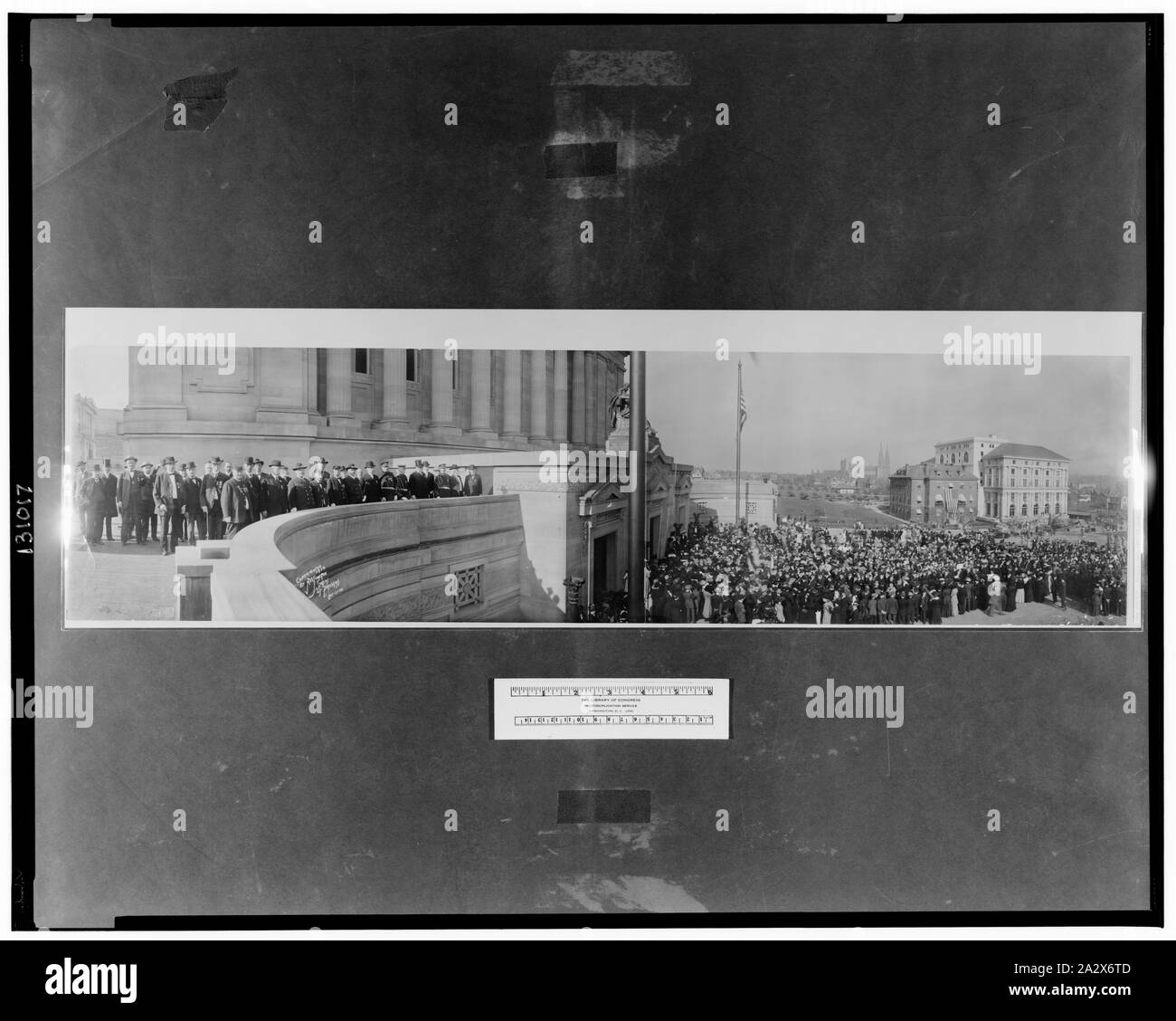 La revisione di alzarsi e di fronte alla folla dei soldati dedizione Memorial Day; Foto Stock