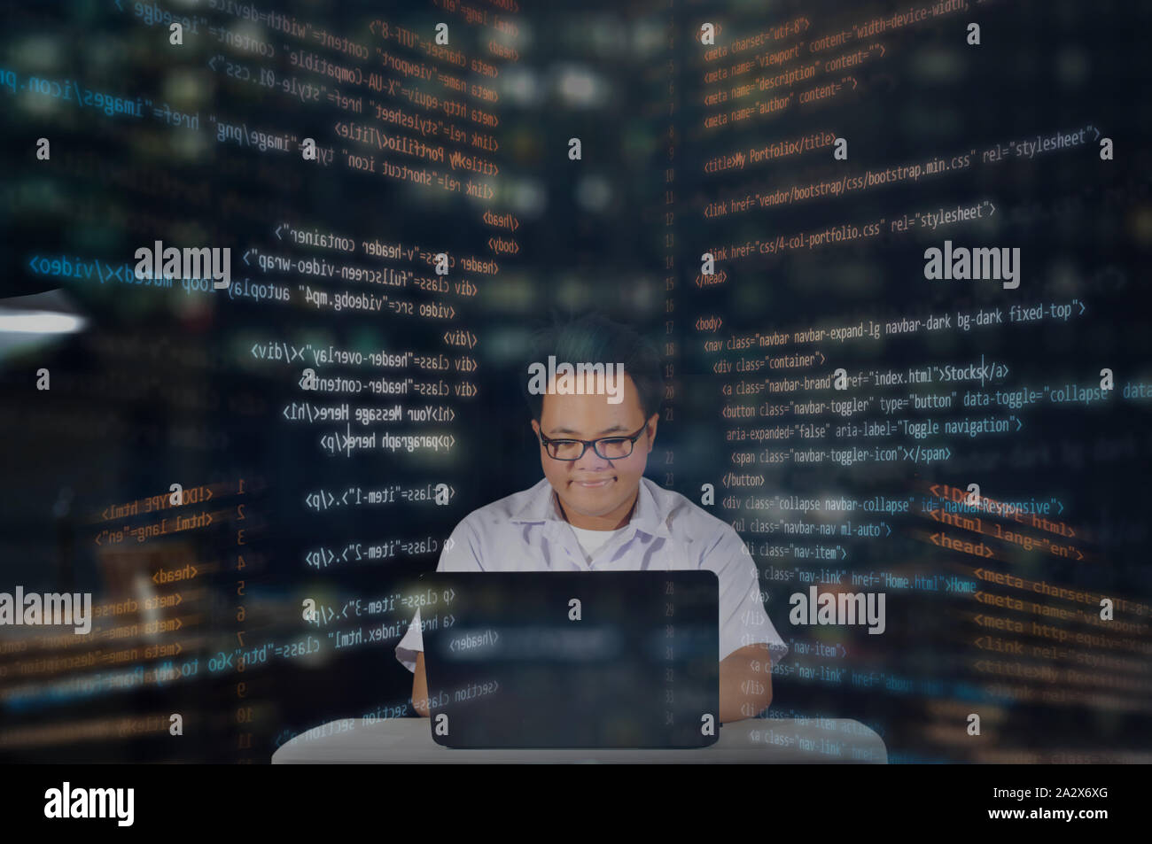 Lavoro serio web developer. Lavorando al turno di notte. Sviluppatore Web lavoro notturno con casuale i codici HTML overlay. Foto Stock