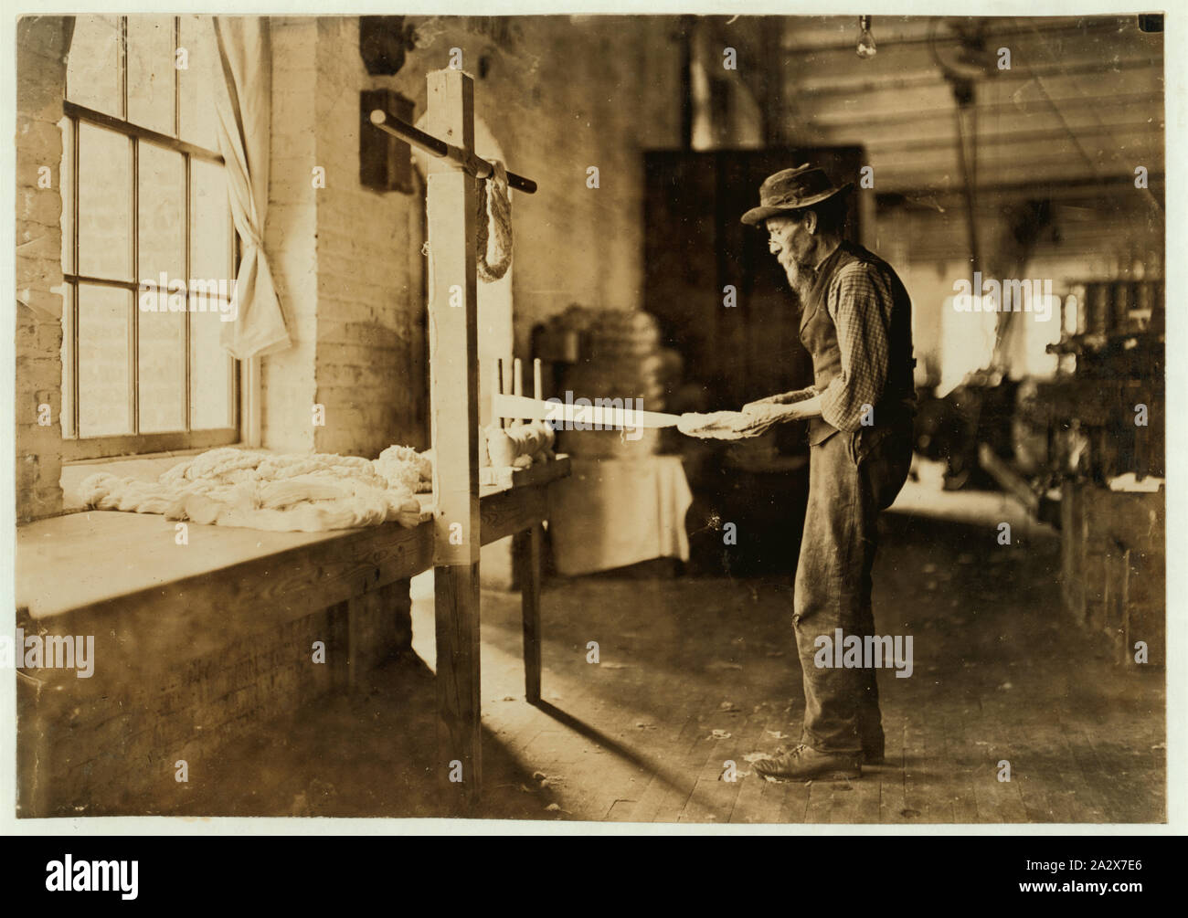 Rodi Mfg. Company, Lincolnton, N.C. Il vecchio uomo di ispezionare filo. Stato in Cotton Mills oltre vent'anni. Foto Stock