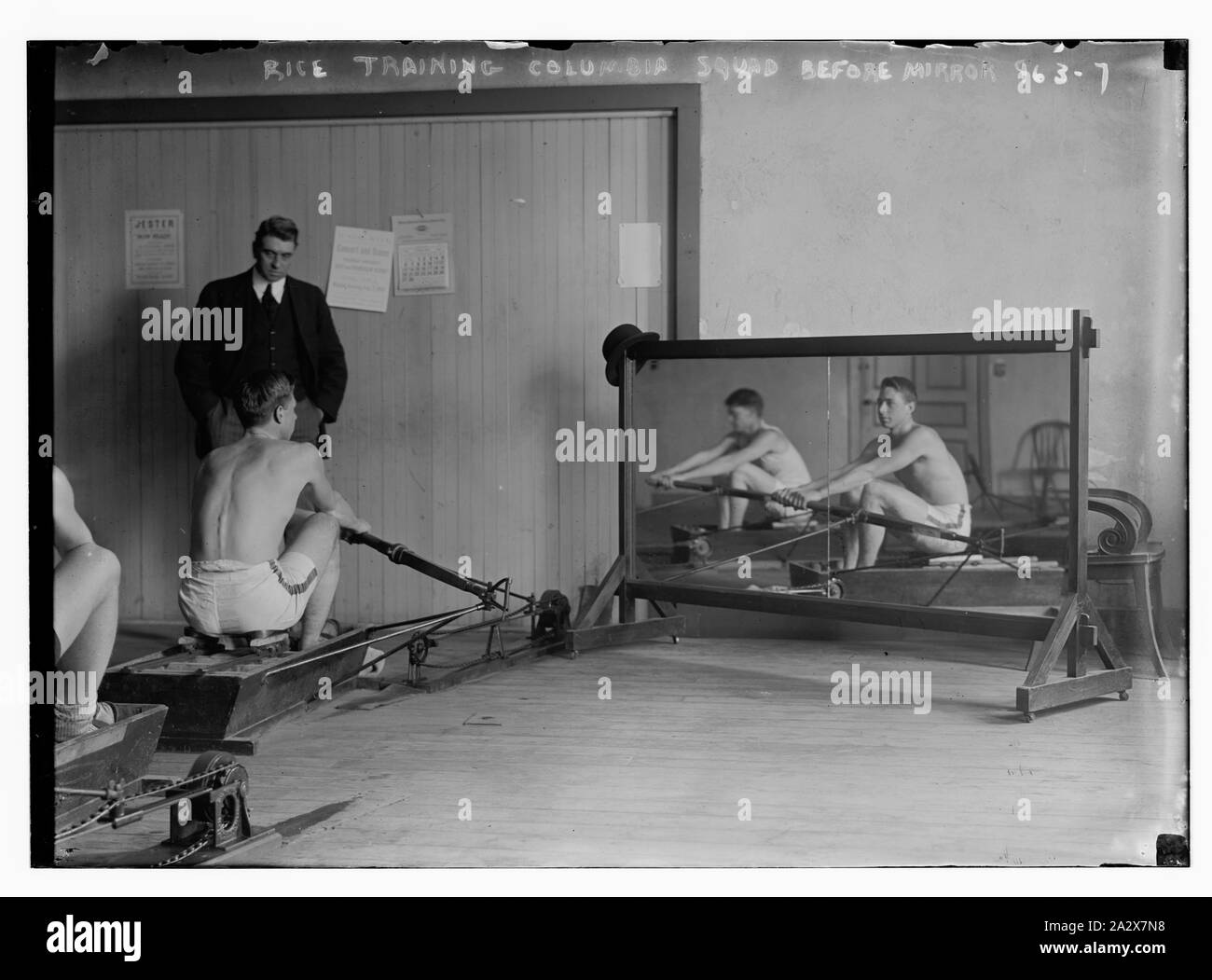 Riso equipaggio del team in simulazioni di gusci prima di specchio in equipaggio allenamento casa Foto Stock