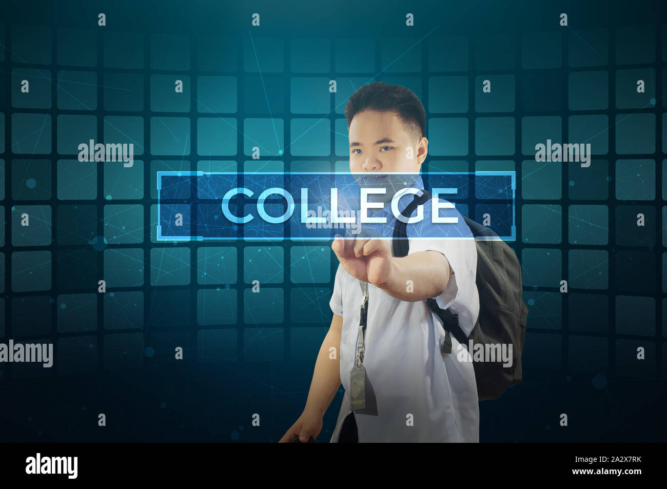 Studente di scuola superiore toccando College segno pulsante sullo schermo olografico. Laureato al College. Foto Stock