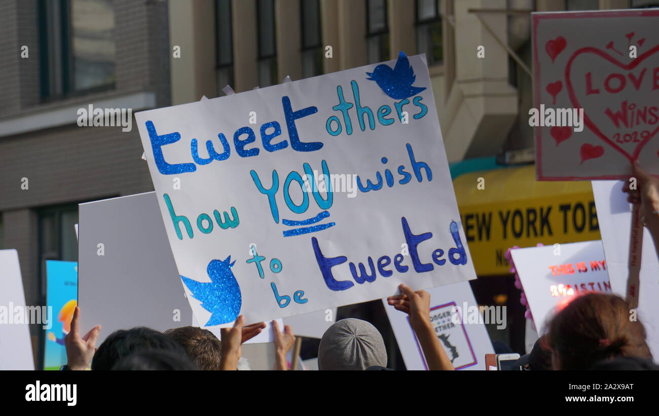 Segno di protesta 'Tweet others how YOU wish to be twitted' in occasione della 2019 marzo femminile di San Francisco. Twitter social media bullismo ed etiquette. STATI UNITI. Foto Stock