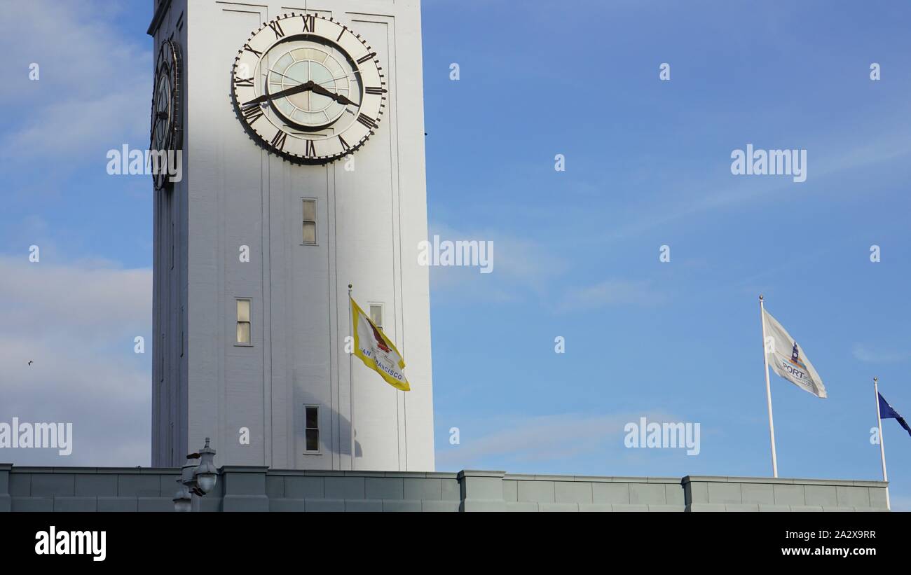 1898 orologio meccanico torre di San Francisco Ferry Building all'Embarcadero waterfront su Market Street. Storico e distintivo, attrazione turistica. Foto Stock