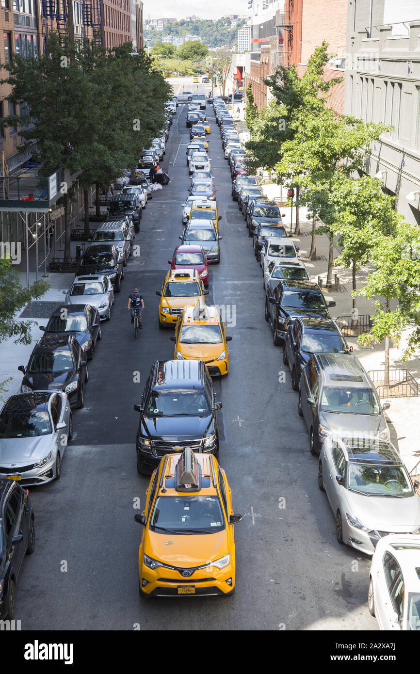 Linea di automobili provenienti off il Westside autostrada cause il traffico di backup su strette strade a senso unico intitolato a est in Chelsea e Midtown Manhattan. Foto Stock