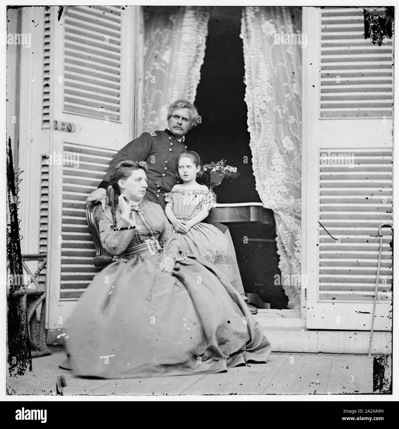 Richmond, Virginia. Gen. Edward O.C. Ord, moglie e bambino presso la residenza di Jefferson Davis. Nel vano della porta è la tavola su cui la rinuncia del gen. Robert E. Lee è stato firmato Foto Stock