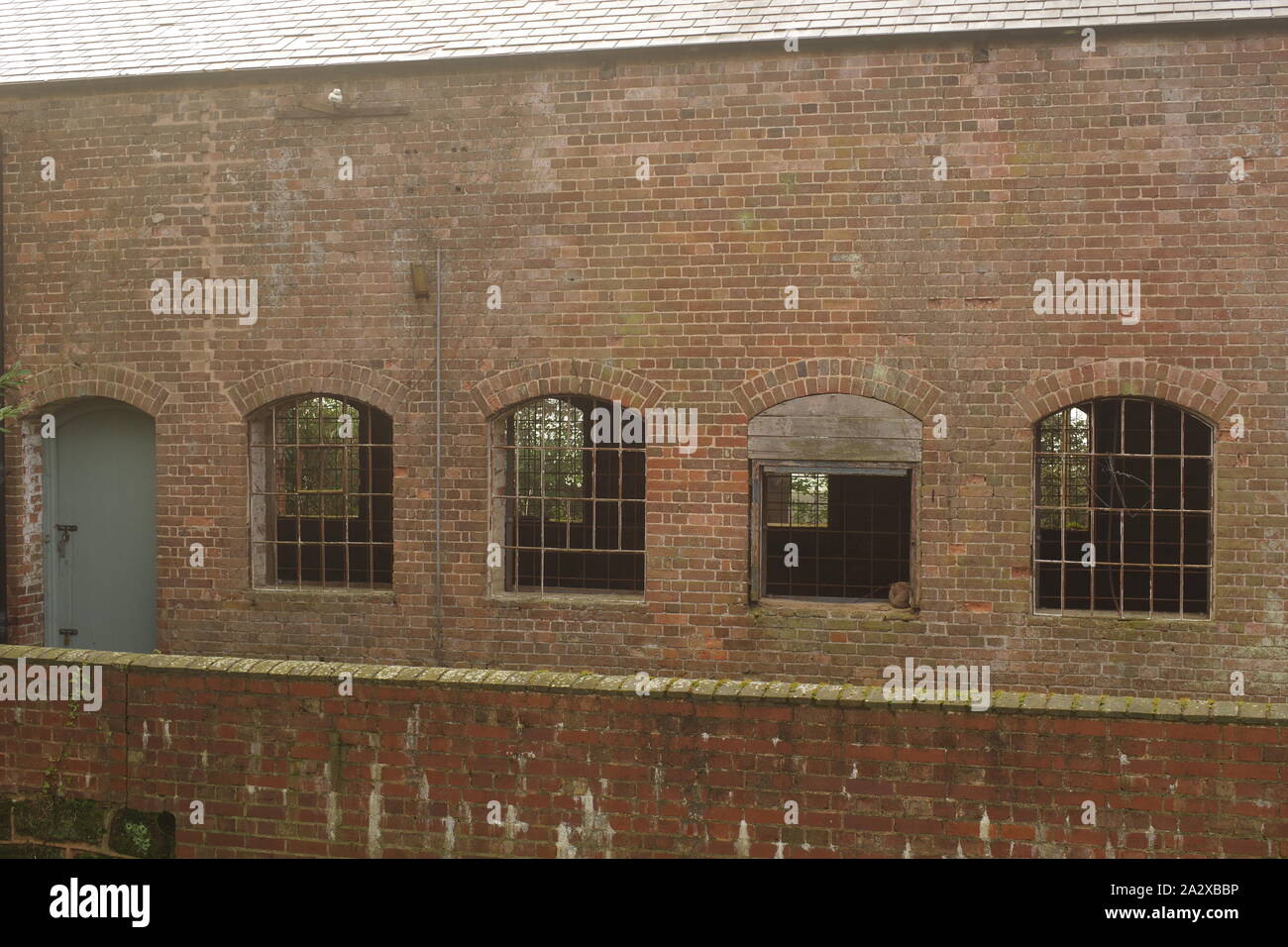 La contessa usura cartiere, rovinato mulino Vittoriano, in un cupo giorno inverni. Exeter Devon, Regno Unito. Foto Stock