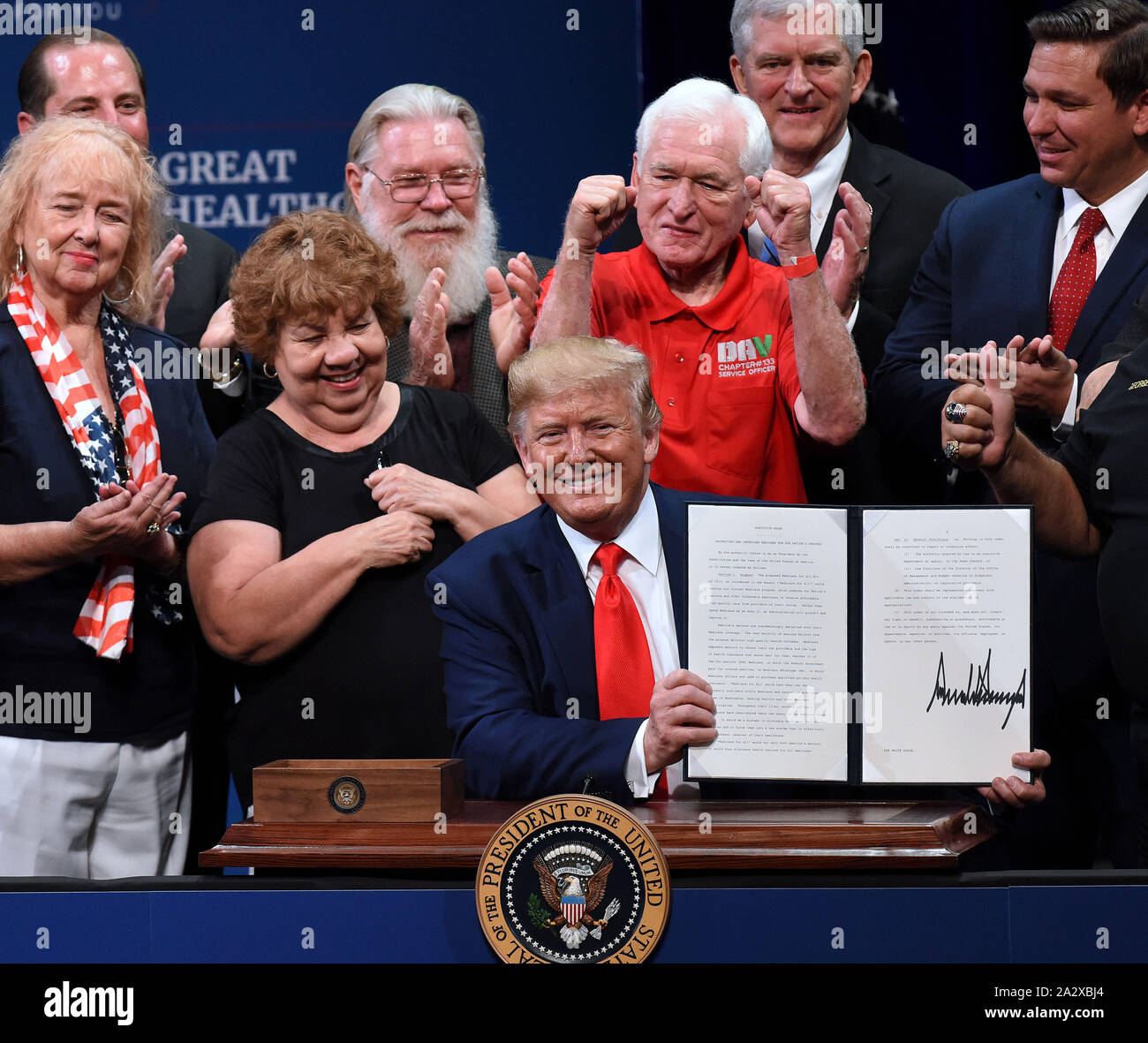 Stati Uniti Presidente Donald Trump firma un ordine esecutivo per proteggere e migliorare Medicare allo Sharon L. Morse Performing Arts Center. Foto Stock