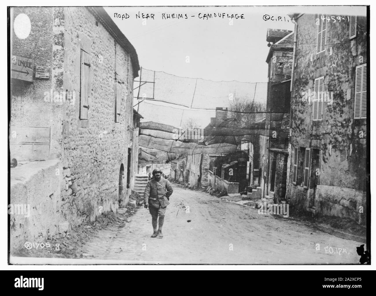 Strada vicino a Reims -- camouflage Foto Stock