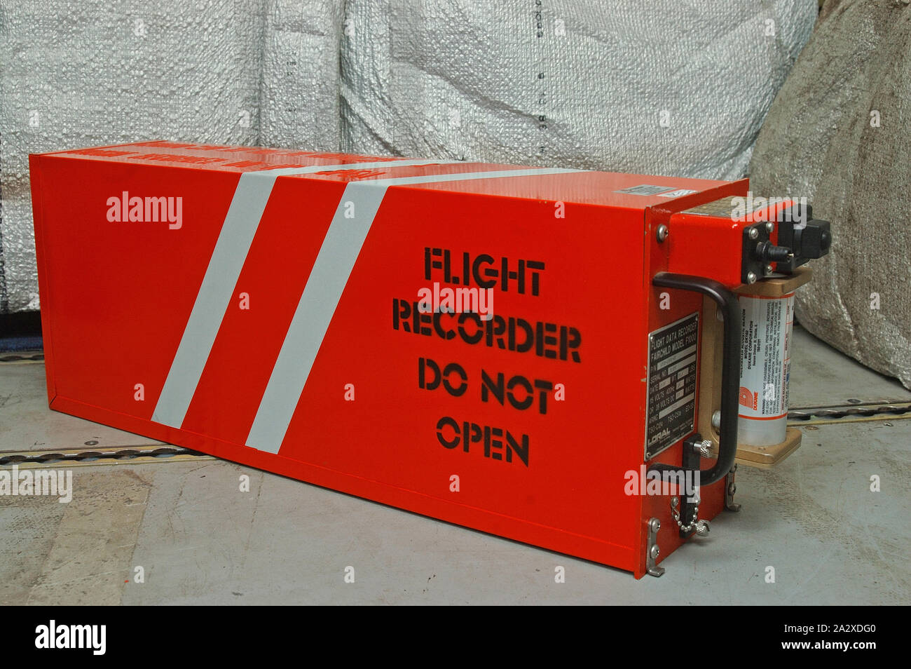 Un cosiddetto  scatola nera  registratore di volo di un aeromobile  commerciale Foto stock - Alamy