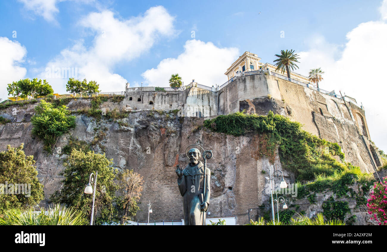 Estate a Sorrento vista giorno su un monumento di saint e roccie alte con case superiore Foto Stock