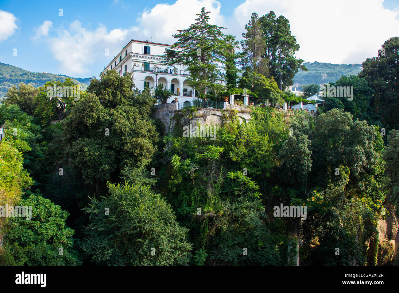 Sorrento Valley e vista sul verde boschetto di alberi e la casa bianca. Giorno di estate Foto Stock