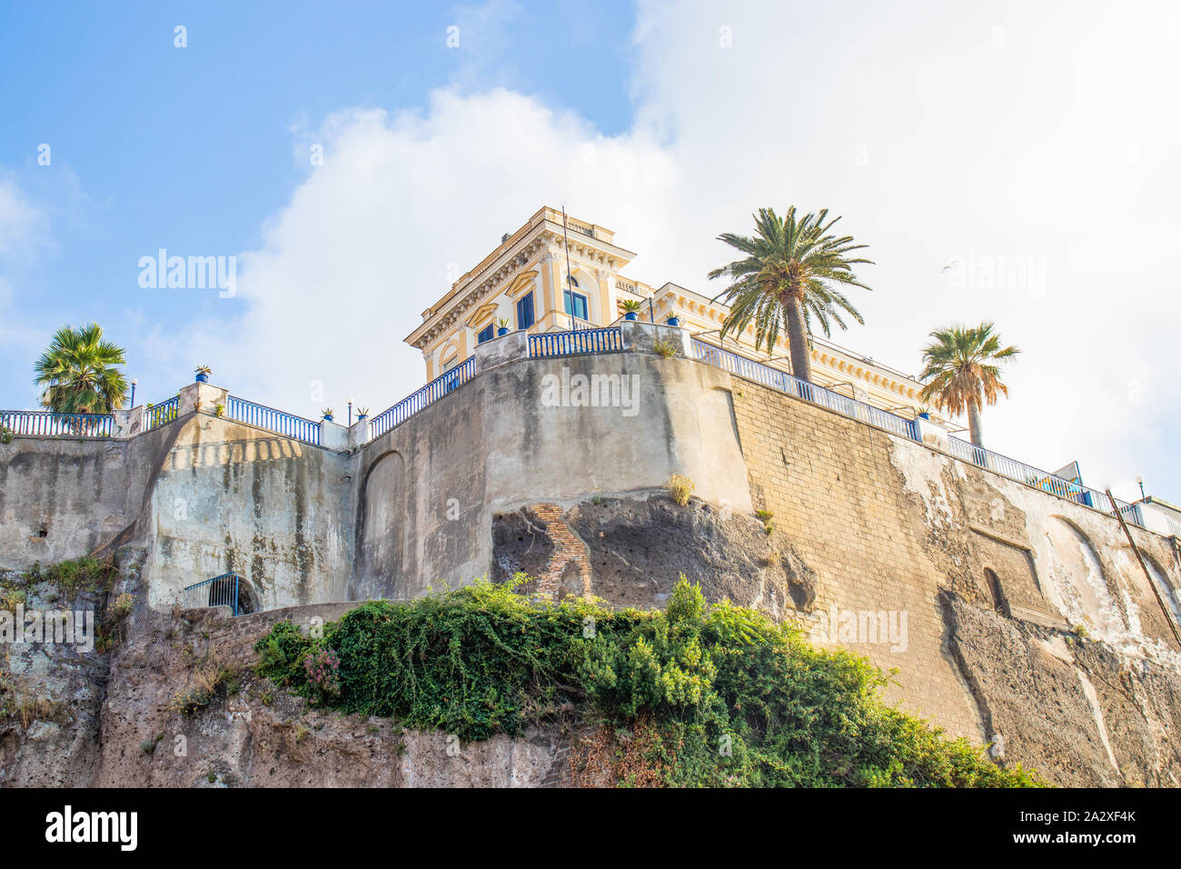 Sorrento d'estate. Bellissima vista sulle rocce e case Foto Stock