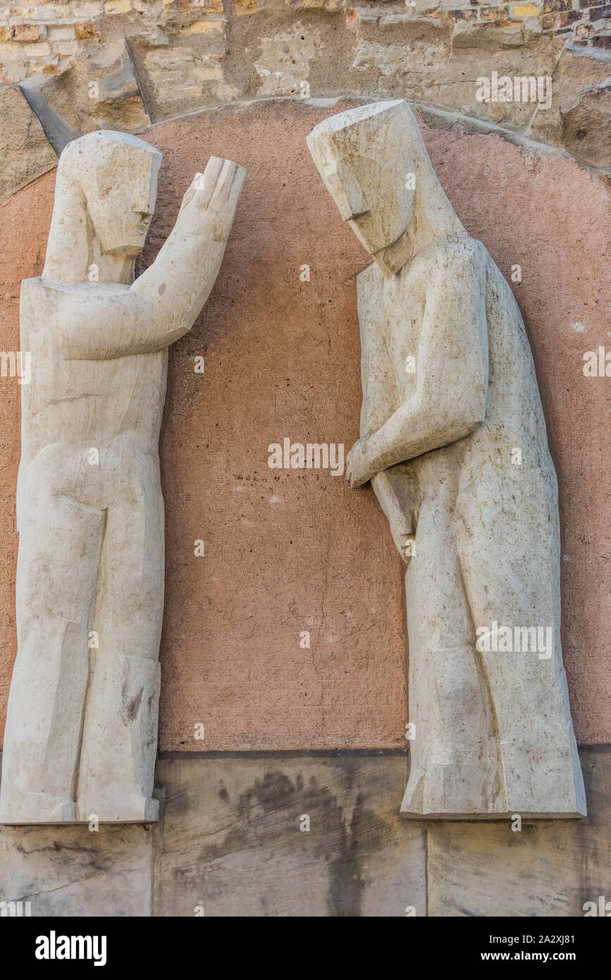 Un giovane statua sulla parete della Chiesa della Rimembranza (Kaiser-Wilhelm-Gedächtniskirche) Foto Stock