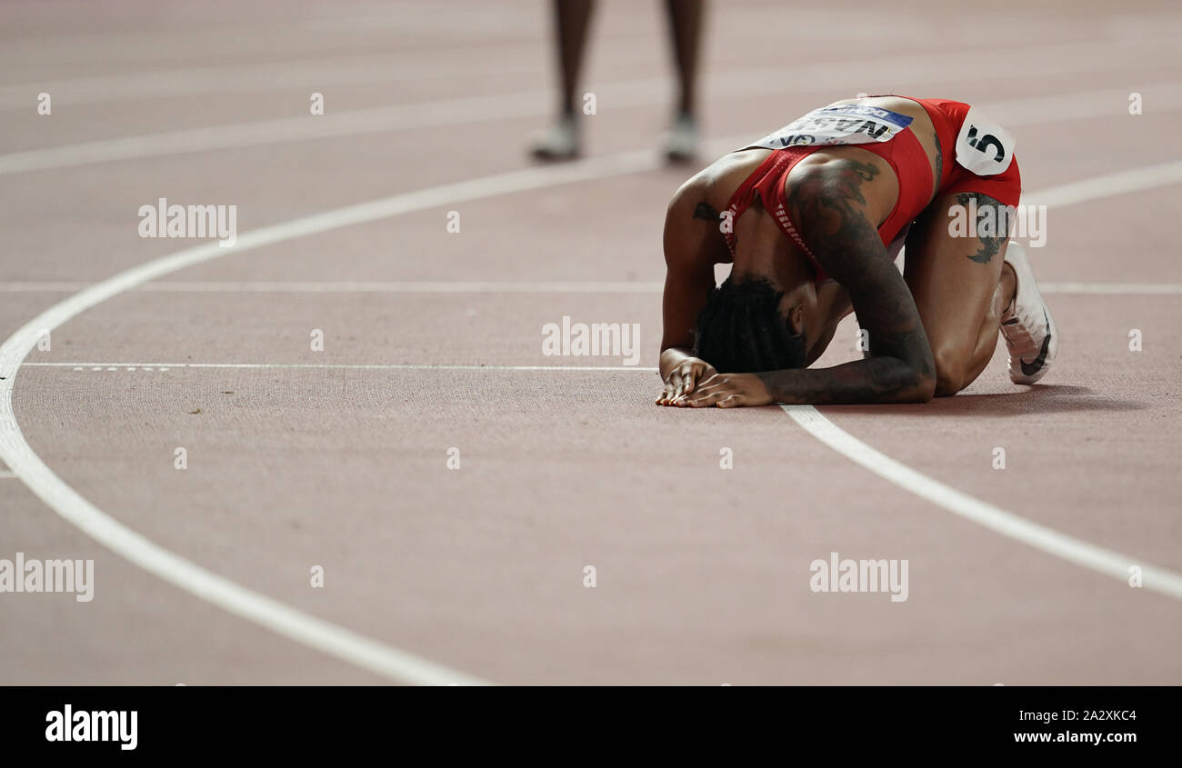 Doha in Qatar. 3° Ott, 2019. Salwa Eid Naser del Bahrain reagisce dopo aver vinto la medaglia d'oro nel femminile 400 metro finale al 2019 IAAF mondiale di atletica a Doha, in Qatar, Ottobre 3, 2019. Credito: Jia Yuchen/Xinhua/Alamy Live News Foto Stock