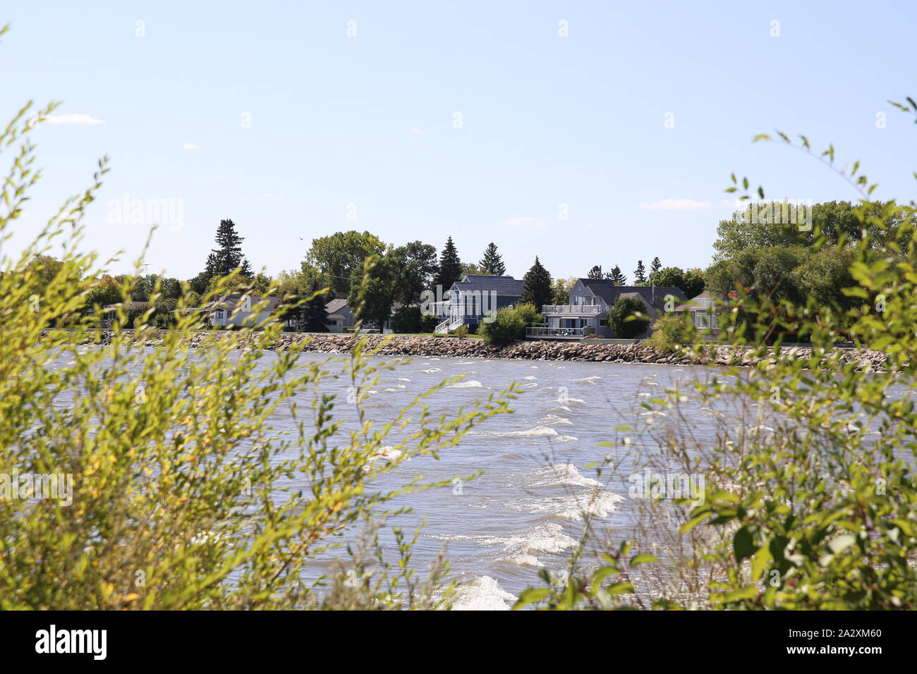 Gmili, Manitoba/Canada- 9 Settembre 2019: case lago incorniciato dal verde della vegetazione. Foto Stock