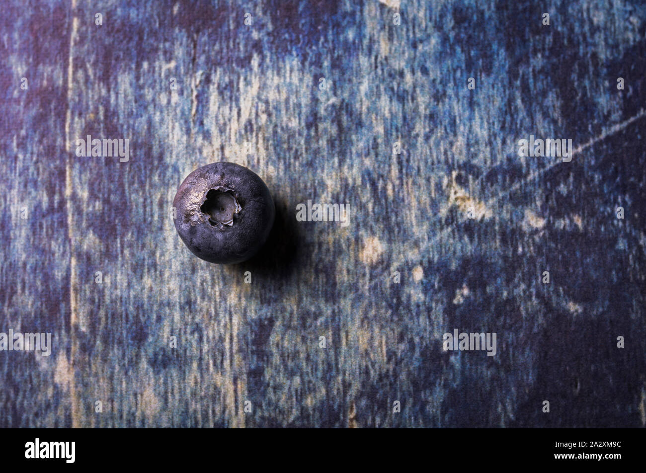 Isolato di mirtilli freschi su un distressed blu sullo sfondo di legno. Foto Stock