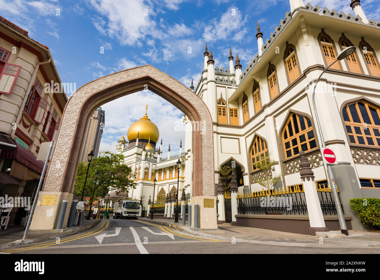 Singapore, 23 Feb 2016: Grand view della storica Moschea del Sultano. La moschea è stata costruita nel 1824 per Sultan Hussein Shah, il primo sultano di Singapore. Foto Stock