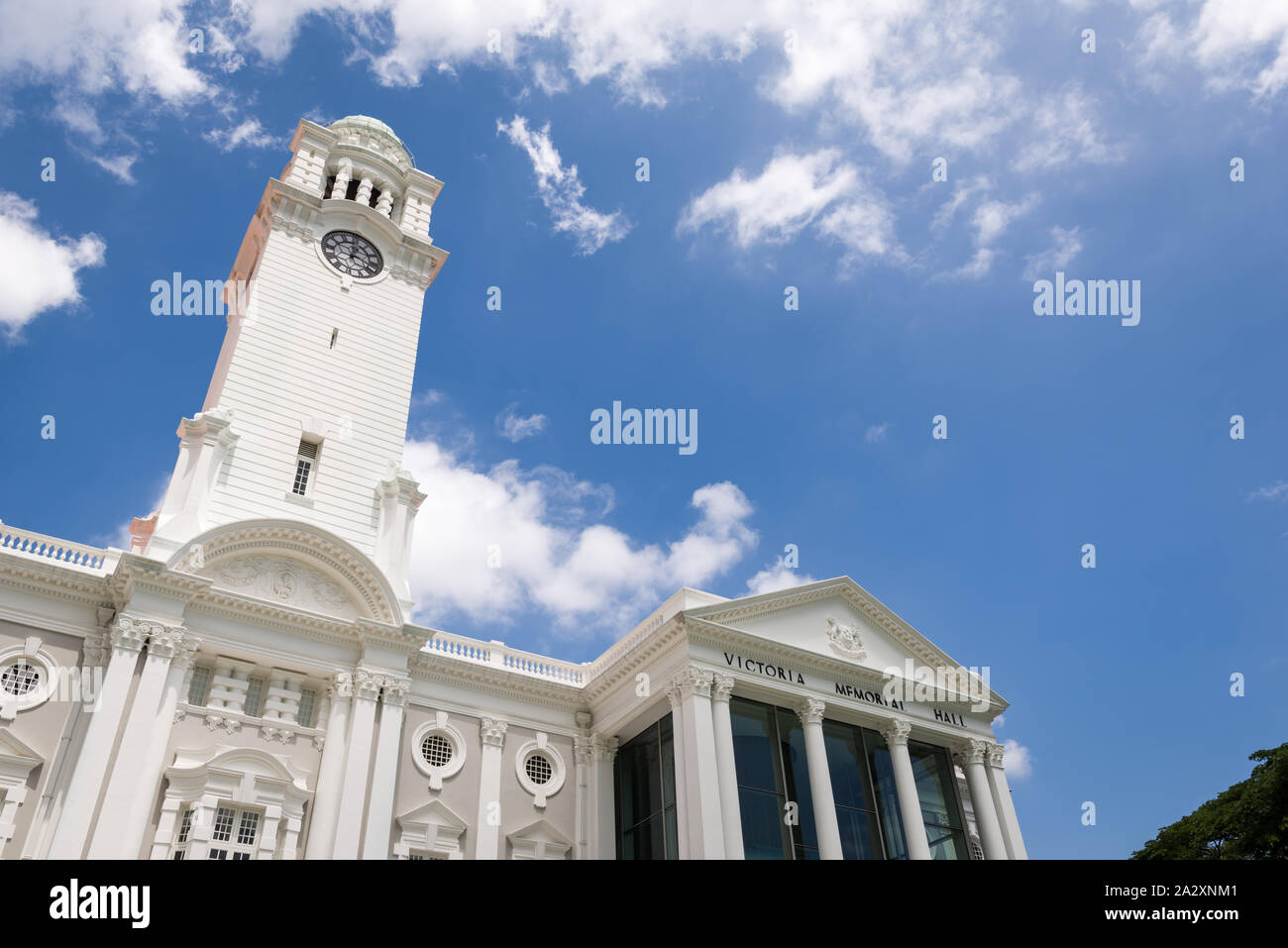 Singapore, 23 Feb 2016: recentemente restaurato e rinnovato Victoria Concert Hall con la mitica Torre dell'orologio. Foto Stock