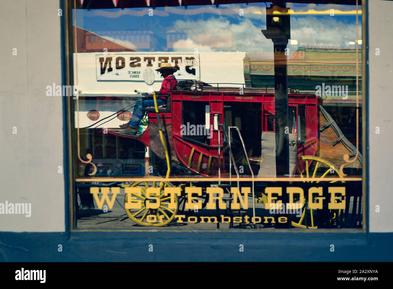 Il lato occidentale dell'oggetto contrassegnato per la rimozione definitiva modello di treno shop ha un riflesso nella loro finestra storefront di un rosso stagecoach da parte di guida in oggetto contrassegnato per la rimozione definitiva, AZ, Stati Uniti d'America Foto Stock