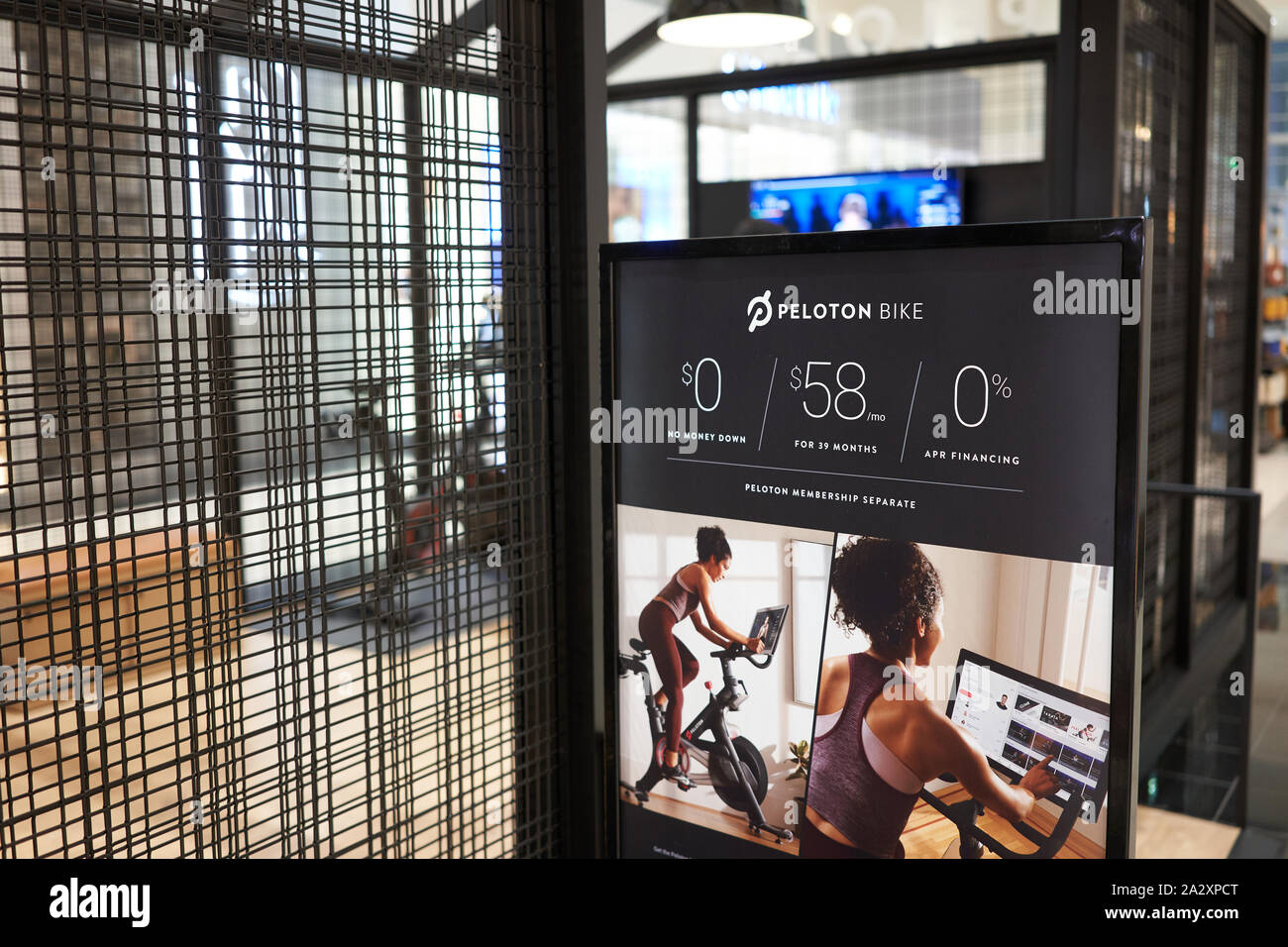 La pubblicità mensile del piano di pagamento della bicicletta del peloton è vista fuori da uno showroom Peloton nel Washington Square Shopping Centre a Tigard, Oregon il 29/2019. Foto Stock