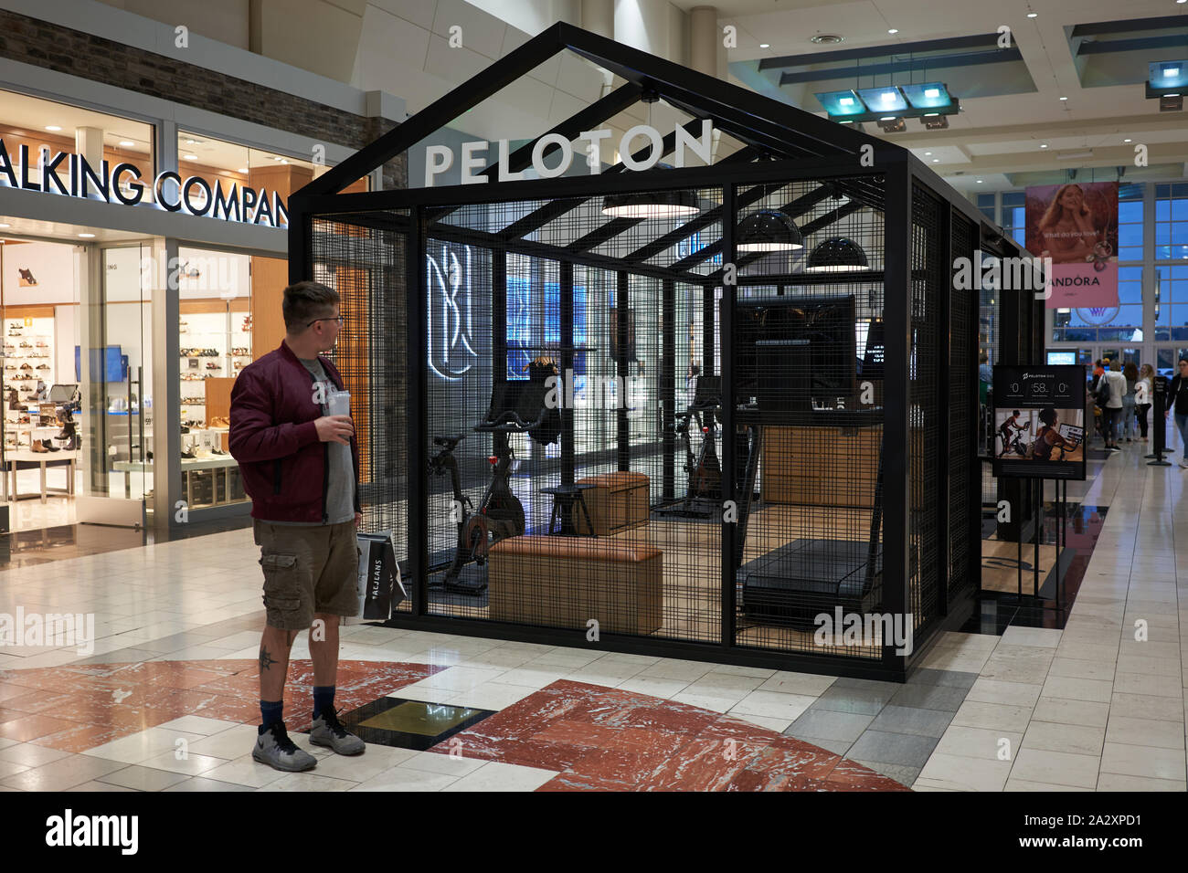 Un acquirente guarda uno showroom Peloton dall'esterno nel centro commerciale Washington Square a Tigard, Oregon, domenica 29 settembre 2019. Foto Stock