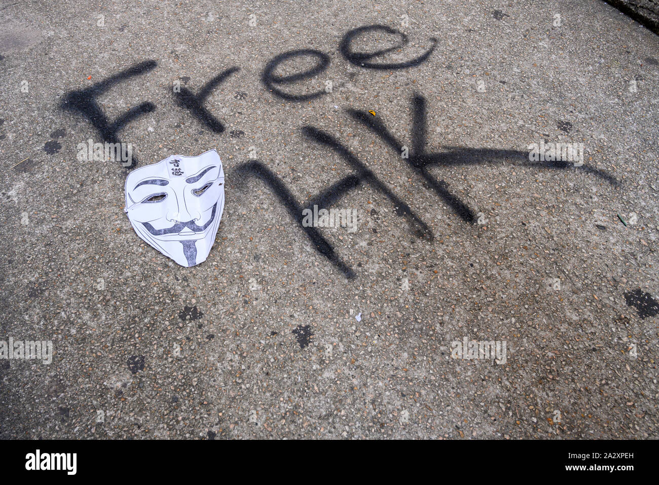 Il 2 ottobre 2019. Hong Kong riprende il business la mattina dopo violente proteste il 1 ottobre 2019. Graffiti di protesta si trova sull isola di Hong Kong dopo la Giornata nazionale di protesta. Foto Stock