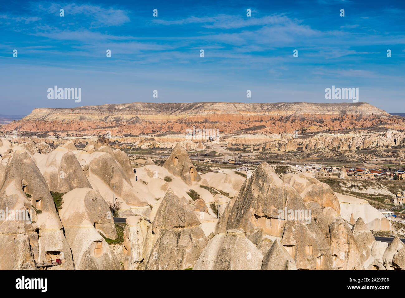 Valle Rossa e la valle delle rose sotto la luce del sole durante il giorno in Cappadocia, Turchia. Valle Rossa e la valle delle rose Cappadocia ottenere il loro nome dal colore rosa Foto Stock