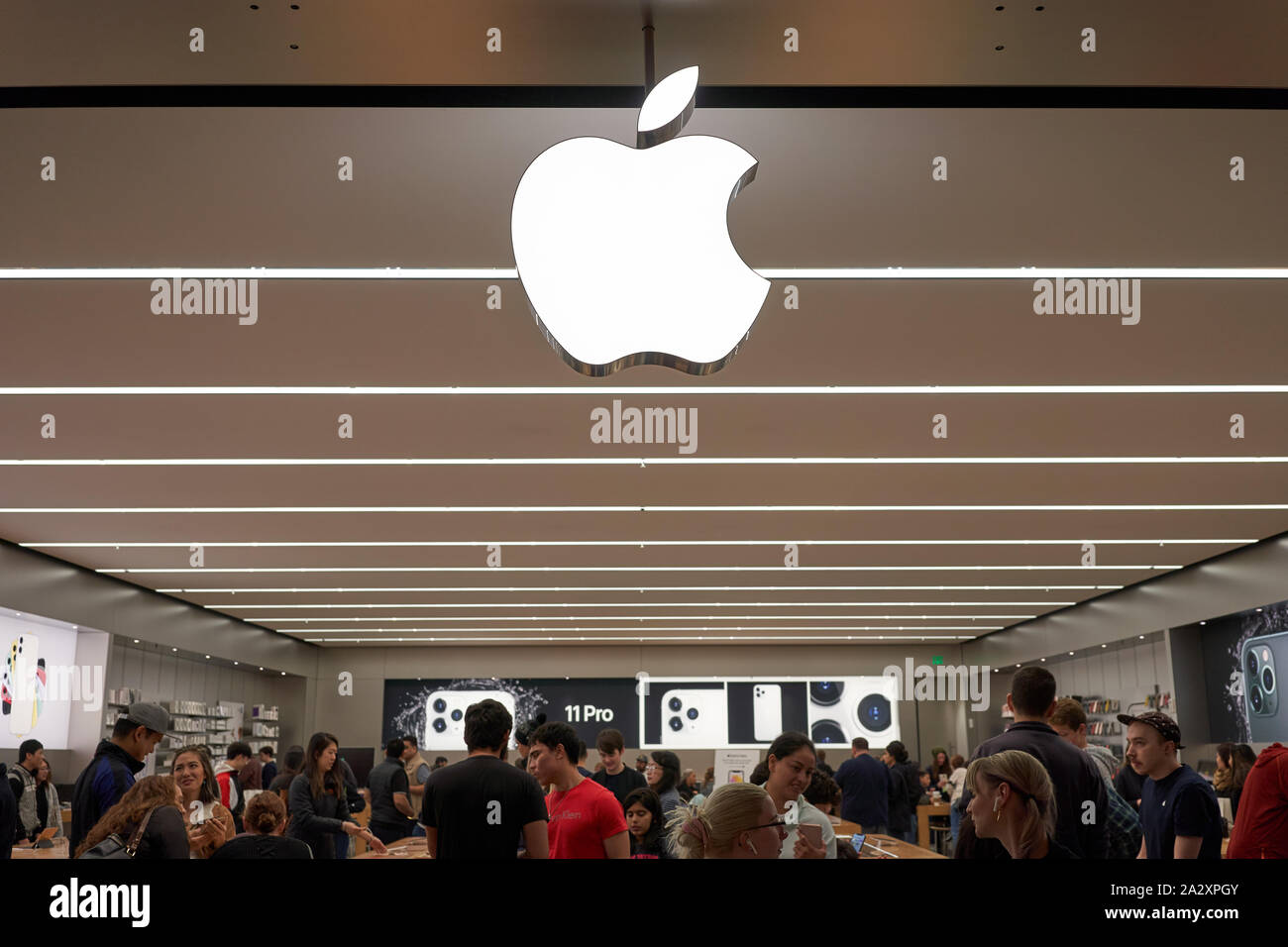 Tigard, Oregon, Stati Uniti d'America - 29 SET 2019: Apple store in Washington Square Shopping Mall. Foto Stock