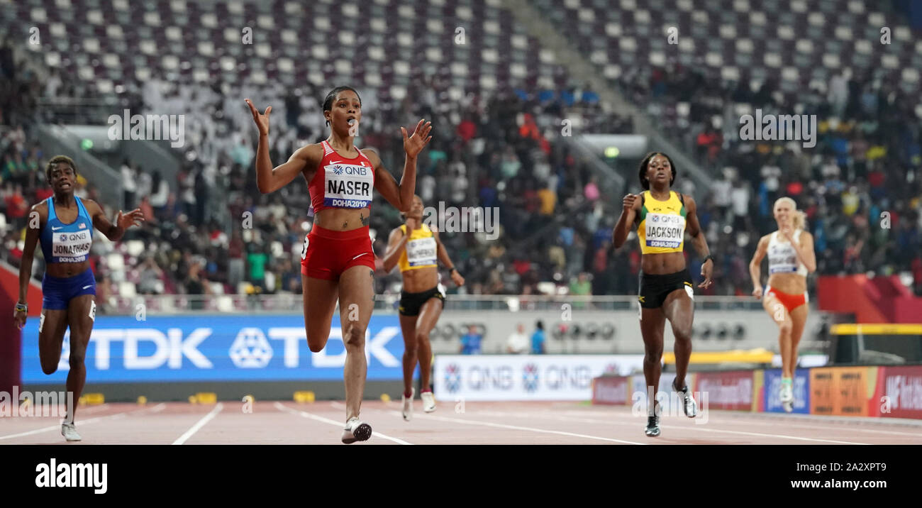 Doha in Qatar. 3° Ott, 2019. Salwa Eid Naser (anteriore) del Bahrain attraversa la linea del traguardo durante la donna 400 metro finale al 2019 IAAF mondiale di atletica a Doha, in Qatar, Ottobre 3, 2019. Credito: Li pista/Xinhua/Alamy Live News Foto Stock