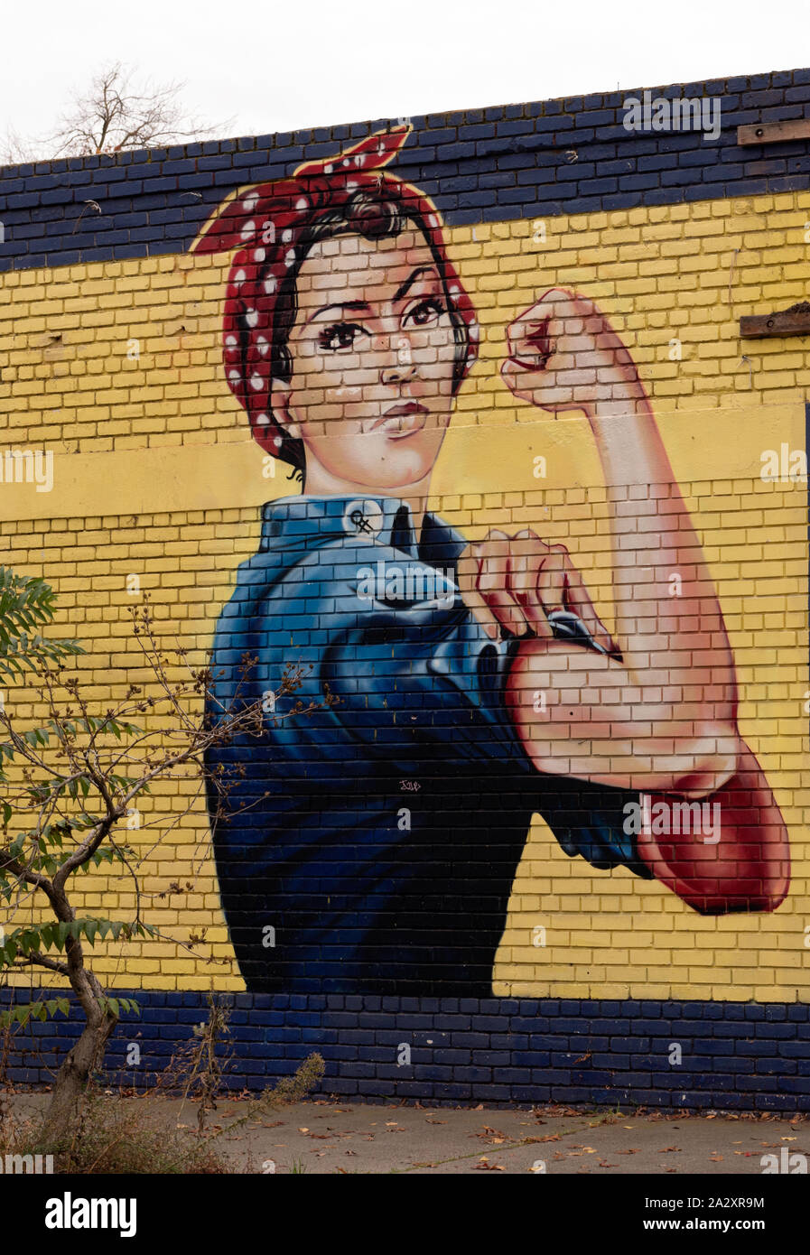 Rosie la rivettatrice murale su un edificio abbandonato a Sacramento, California Foto Stock