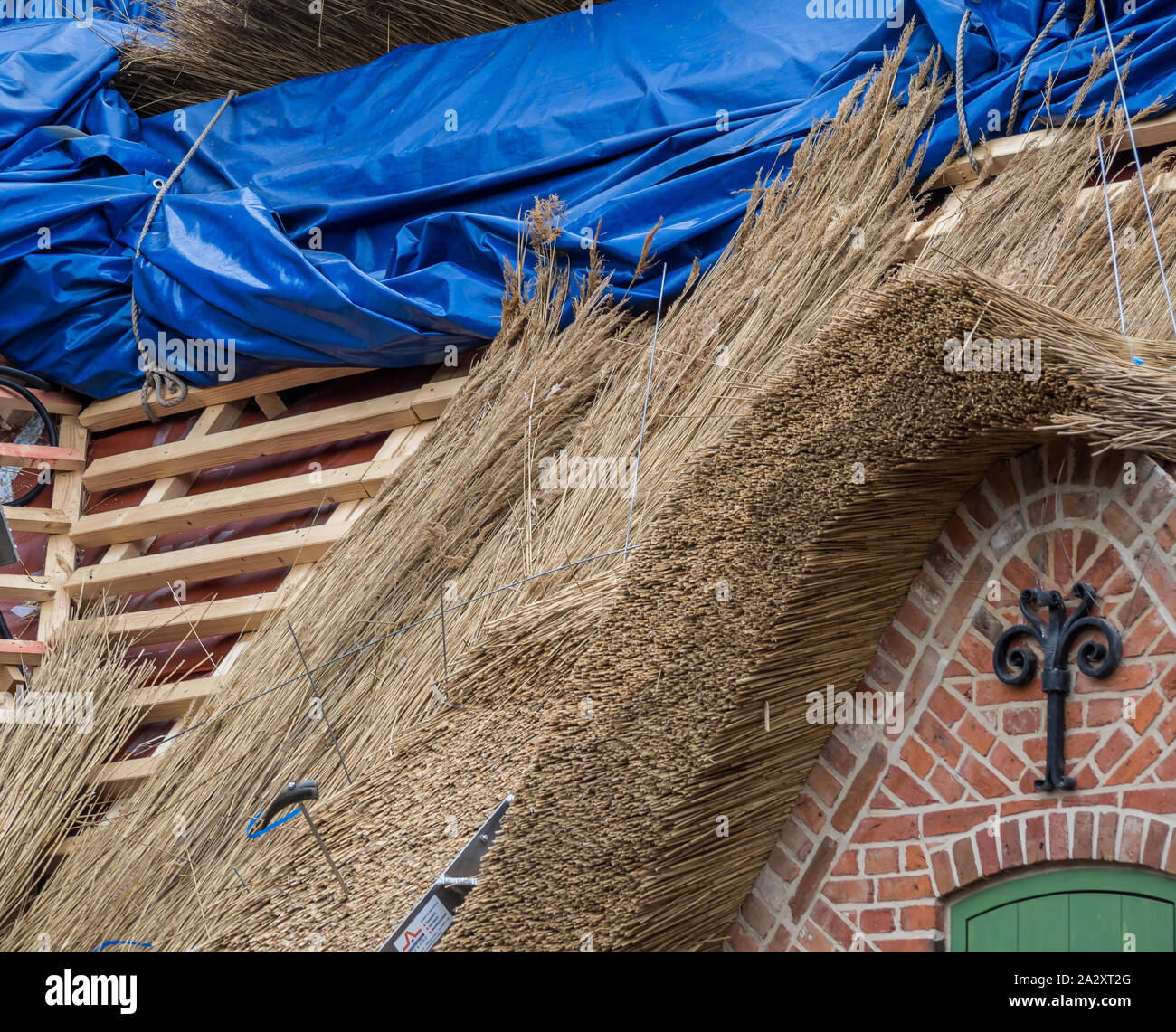 Una nuova casa di paglia è costruito Foto Stock