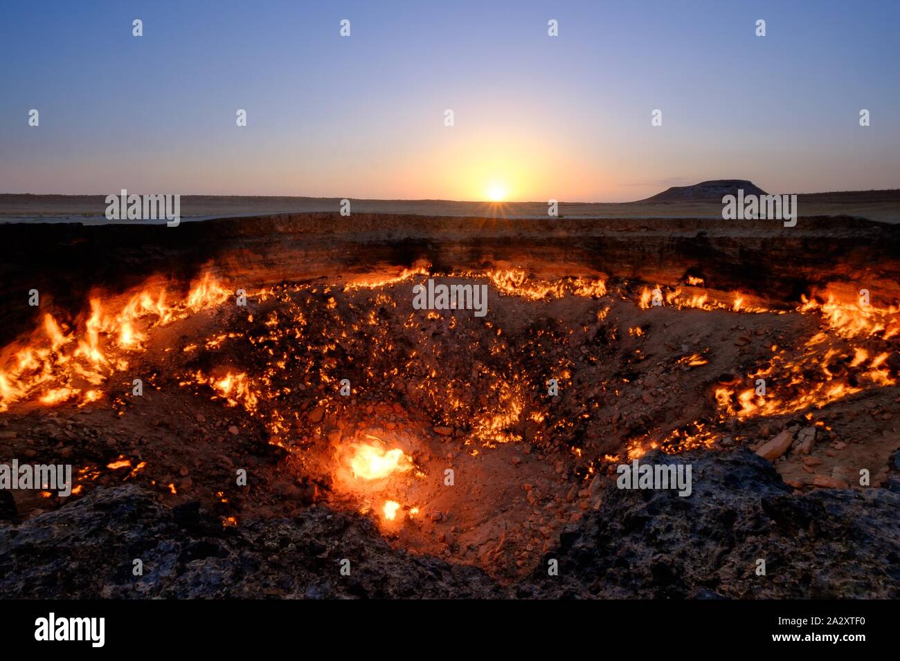 Darvaza gas Crater, Turkmenistan durante l'alba Foto Stock