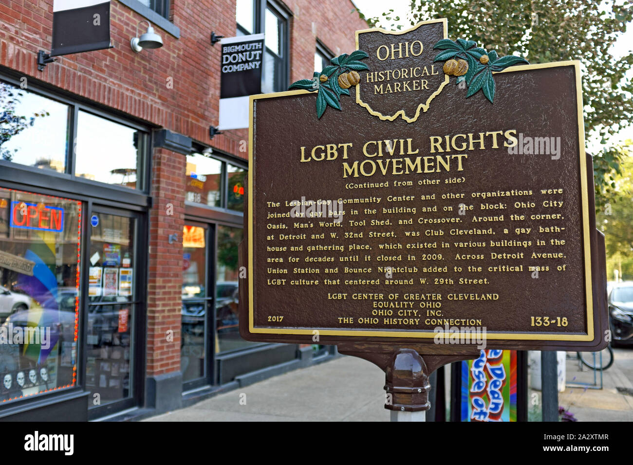 Un Ohio marcatore storico sorge in Ohio città di segnalazione della importanza del quartiere al LGBT movimento per i diritti civili in zona. Foto Stock