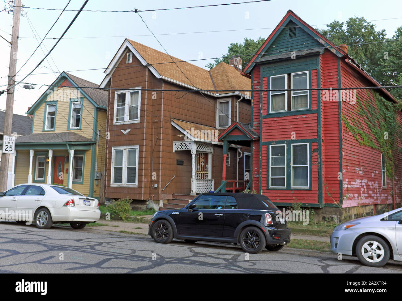 Case media nel quartiere alla moda di Ohio città quartiere all'epicentro di gentrification in Cleveland, Ohio, USA. Foto Stock