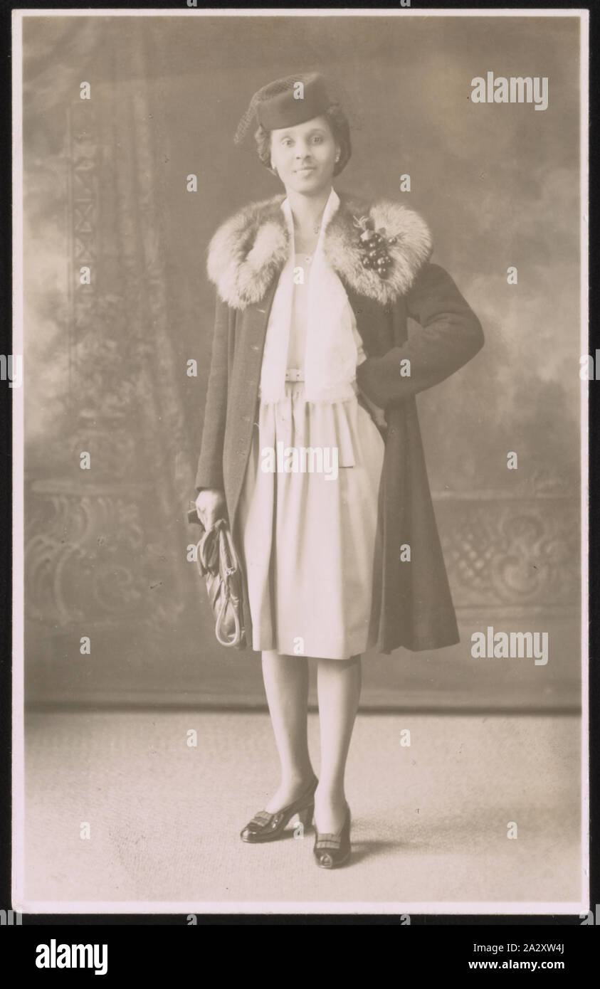 Roxanna Cogburn Davis, mano su hip, indossare pellicce collard cappotto e cappello, a piena lunghezza ritratto in studio, rivolto verso la parte anteriore Foto Stock