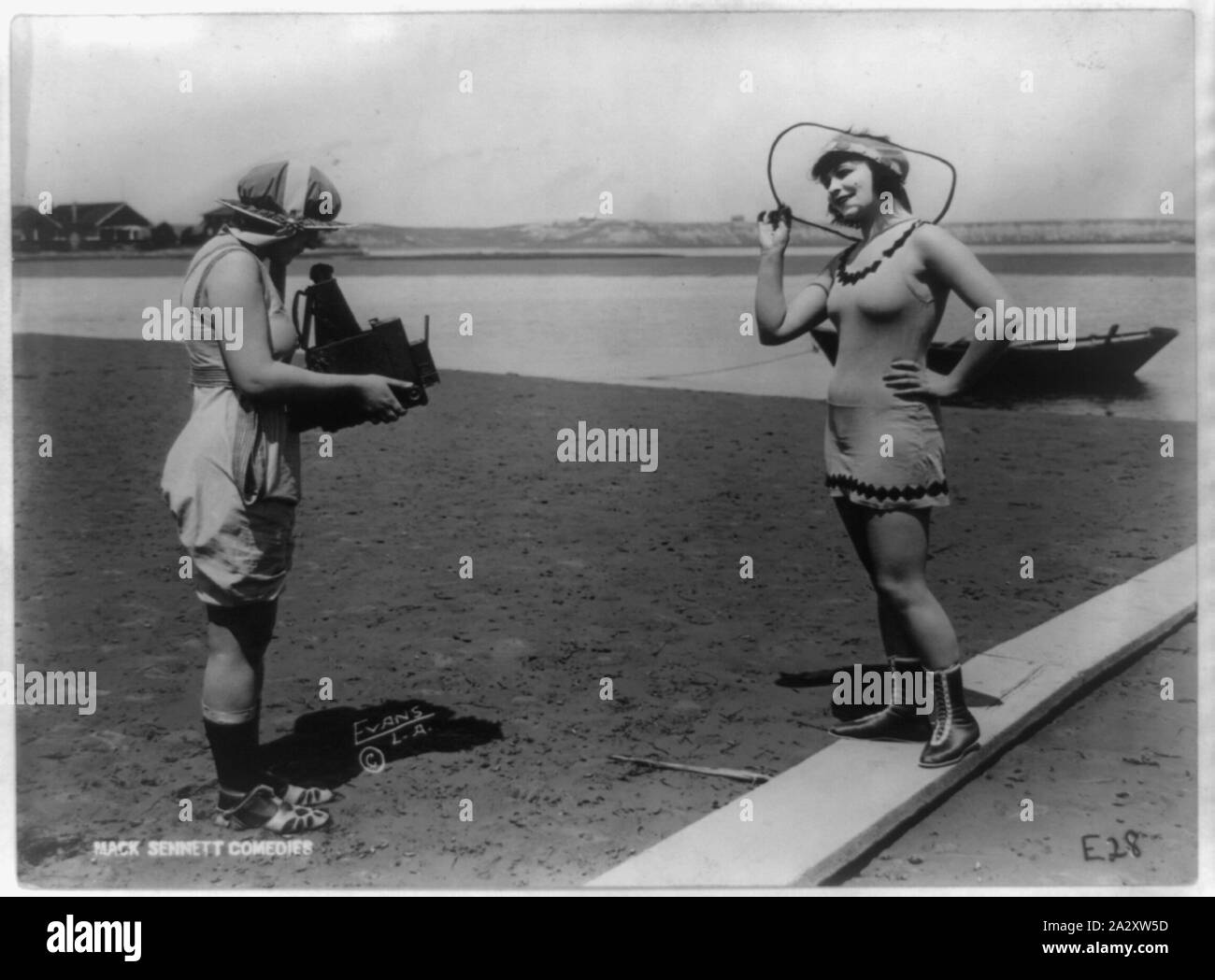 Roxy McGowan e Maria Thurman in costumi da bagno, con uno prendendo gli altri della foto sulla spiaggia, poste per Mack Sennett Produzioni / Evans Studio, L.A Foto Stock