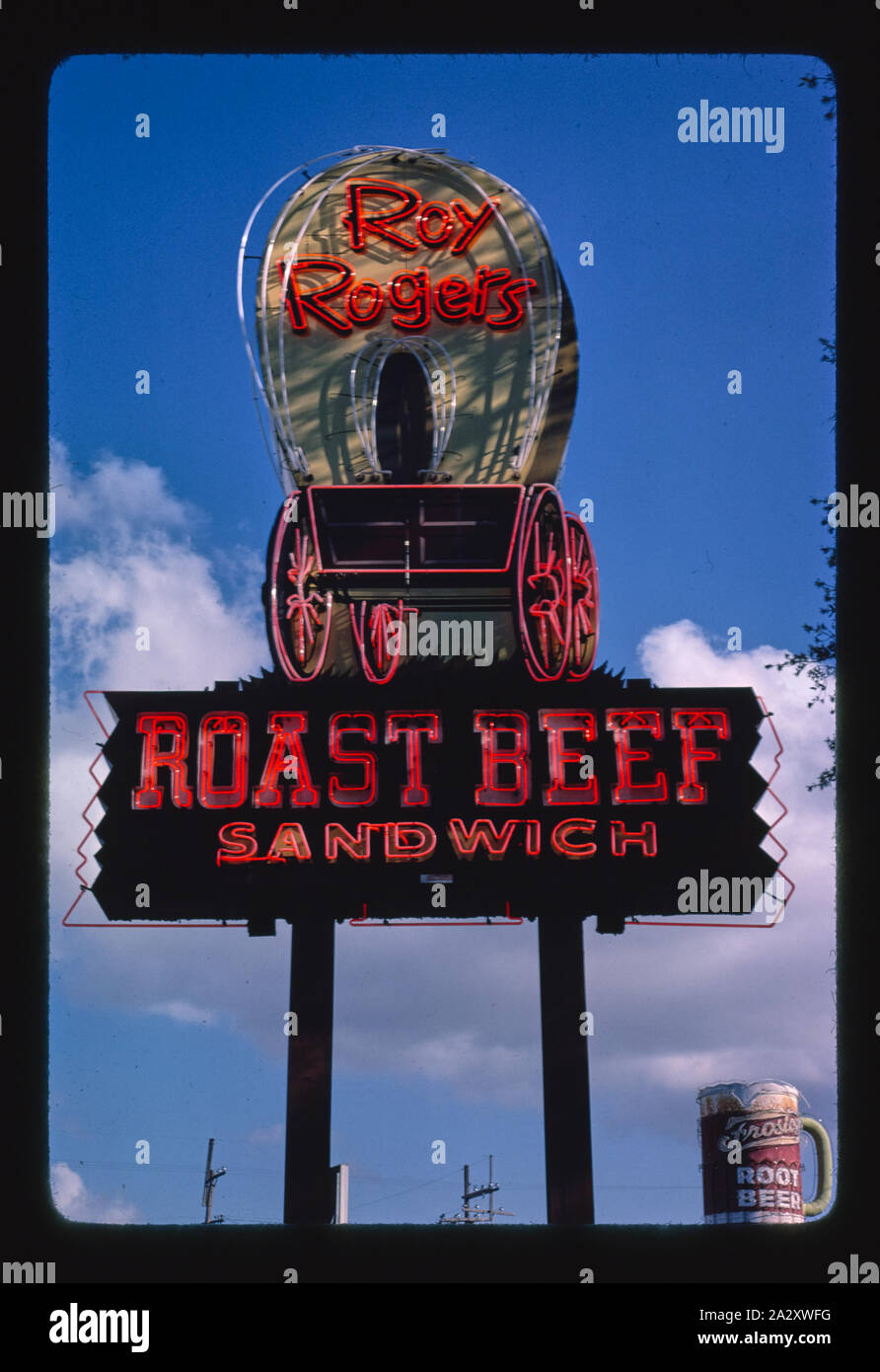 Roy Rogers Roast Beef segno, New Orleans, in Louisiana. 1982 foto di segno di un ristorante fast food su Claiborne Avenue vicino Miro. Root-boccale di birra da Frostop visto in background. Foto Stock