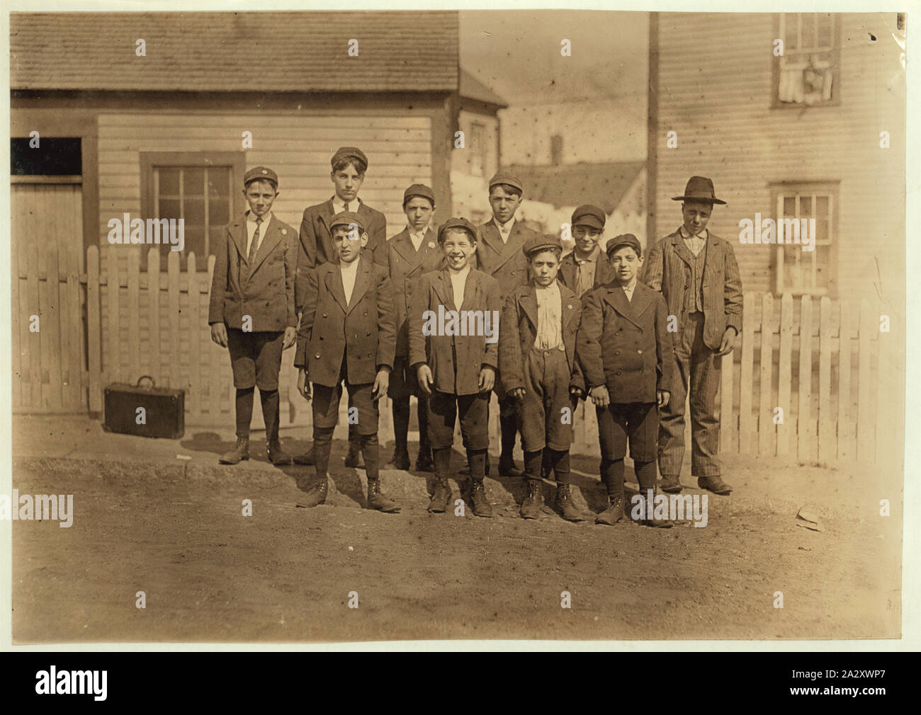 Royal Mills lavoratori. Fila anteriore; --Filatori: estremità sinistra, Simplis Leon (un anno in mill); prossimo Manuel Silvey (2 anni in mill); accanto John Enos (2 anni in un mulino). Fila posteriore;--Doffers ecc. Alcuni sono stati in un mulino di 5 anni e più. Mano sinistra, Louis Silvey prossima Jesse Miller, accanto Manuel Fratos, accanto Tony Raposo avanti Tony Furtado, accanto Manuel Brasile. Foto Stock