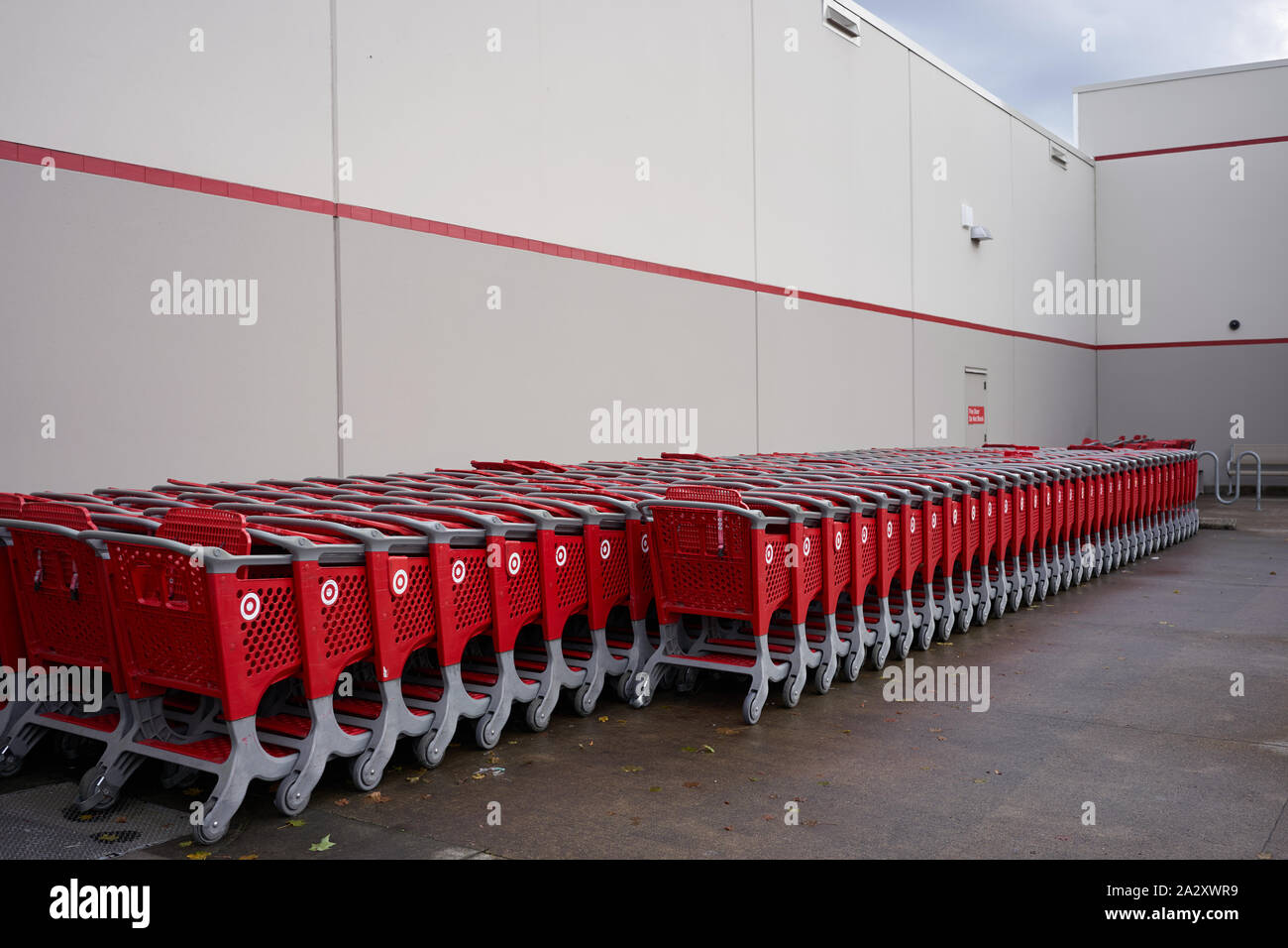 Le file di carrelli per la spesa con marchio Target sono visibili parcheggiate all'esterno di un negozio Target a Tigard, Oregon, mercoledì 18 settembre 2019. Foto Stock