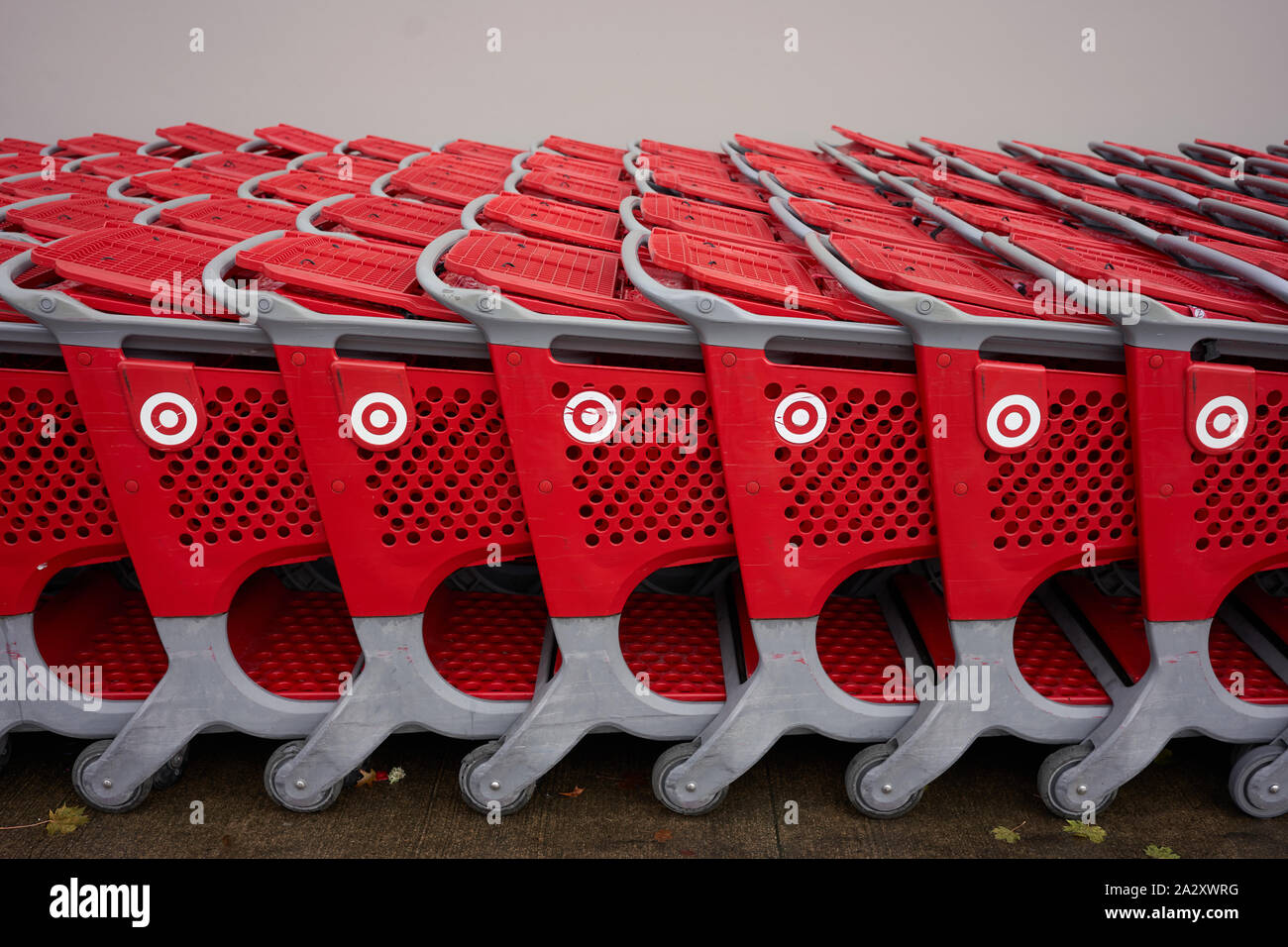 Le file di carrelli per la spesa con marchio Target sono visibili parcheggiate all'esterno di un negozio Target a Tigard, Oregon, mercoledì 18 settembre 2019. Foto Stock