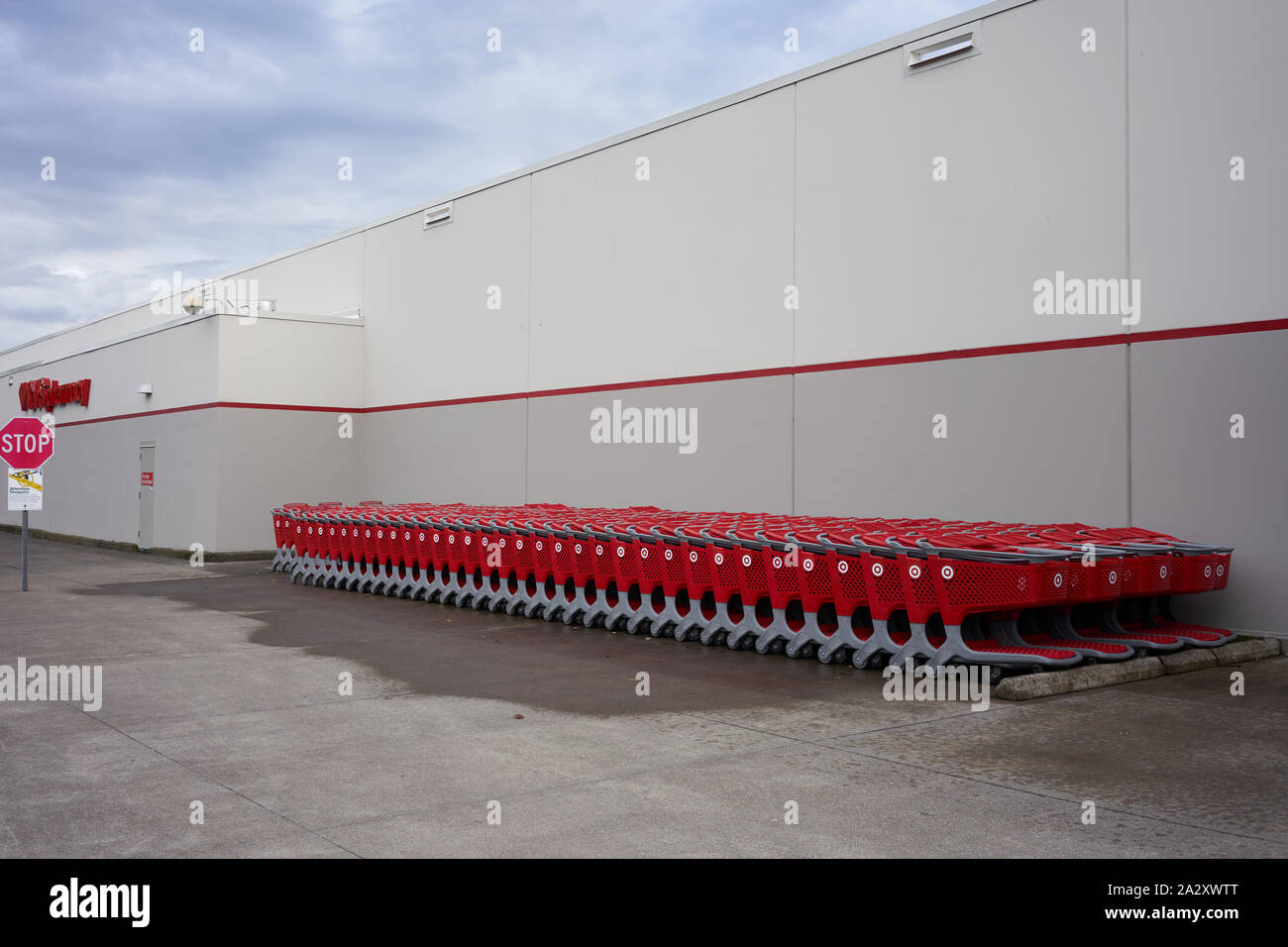 Le file di carrelli per la spesa con marchio Target sono visibili parcheggiate all'esterno di un negozio Target a Tigard, Oregon, mercoledì 18 settembre 2019. Foto Stock