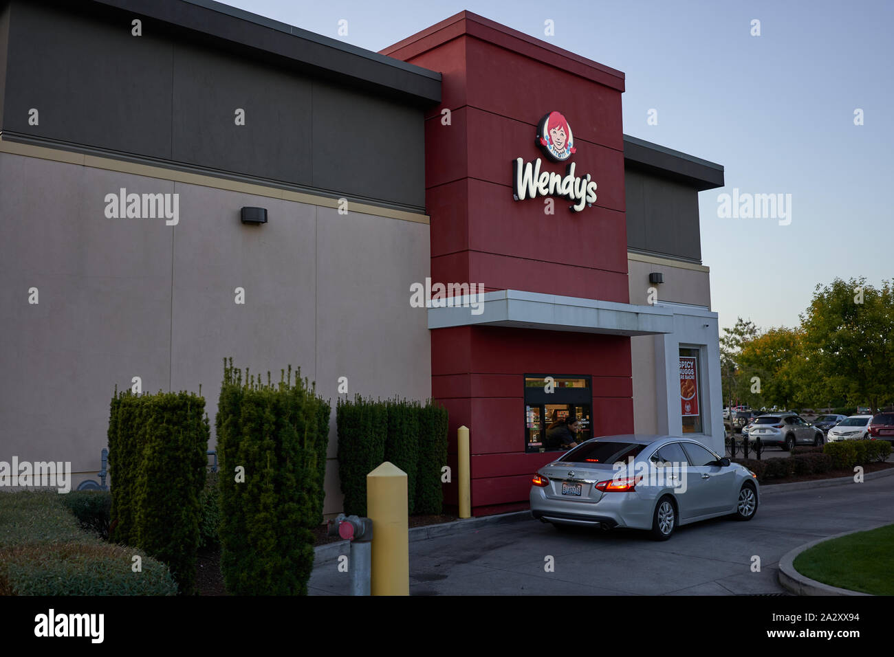 La finestra del drive-through presso un Wendy's Restaurant a Northeast Portland in serata. Foto Stock