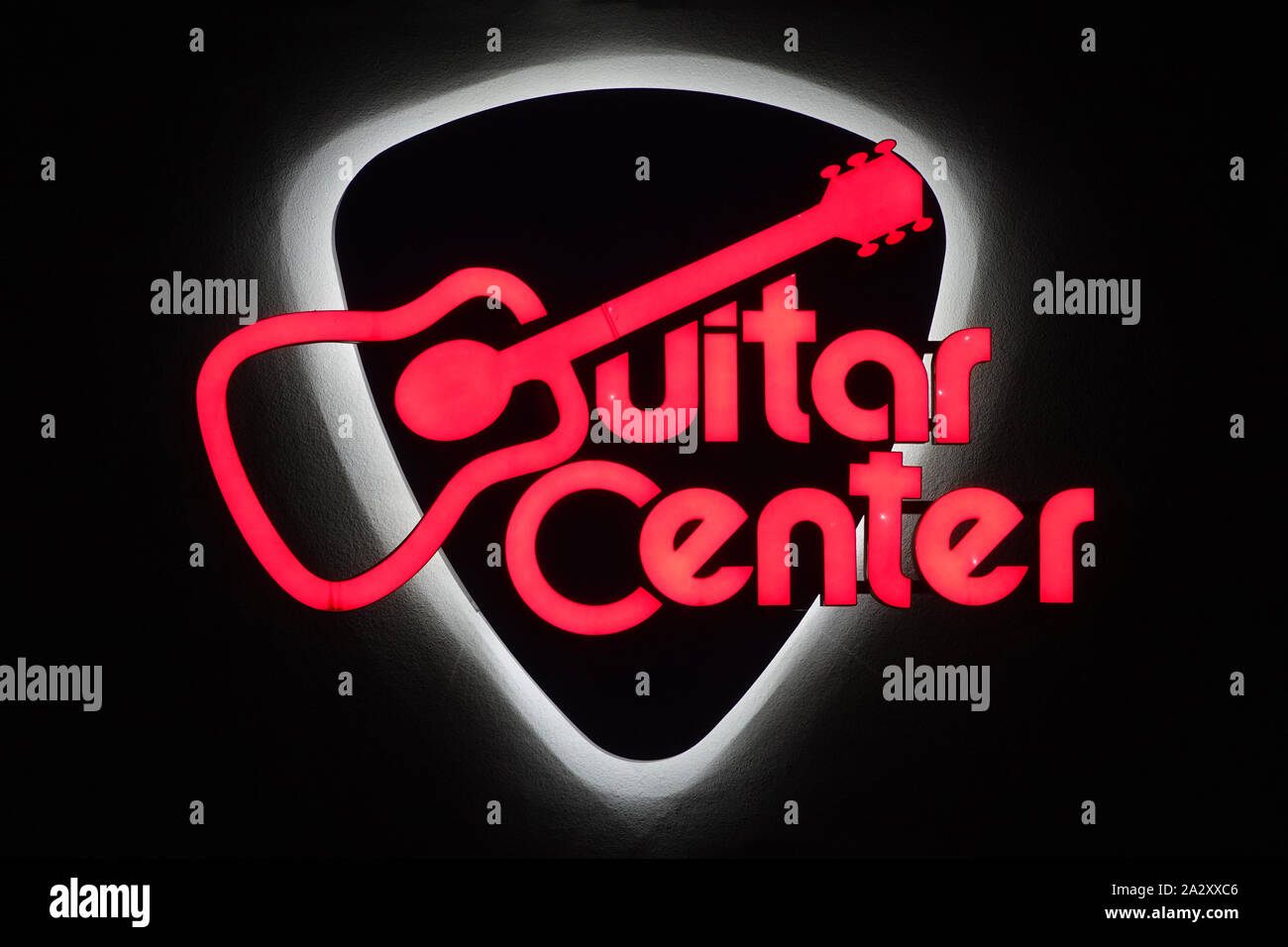 Santa Clarita, CA / STATI UNITI D'America - 1 Ottobre, 2019: una chitarra logo centrale è mostrato illuminata di notte su una vetrina azionato dalla musica della catena di apparecchiature. Foto Stock