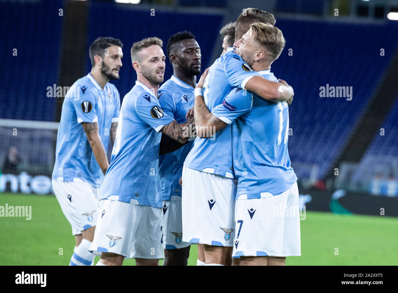 Roma, Italia. 03 ott 2019. Ciro immobile del Lazio celebra con i suoi compagni di squadra dopo un goal durante la UEFA Europa League match tra SS Lazio e Stade Rennais FC presso lo Stadio Olimpico.(punteggio finale: SS Lazio 2:1 Stade Rennais FC) Credito: SOPA Immagini limitata/Alamy Live News Foto Stock