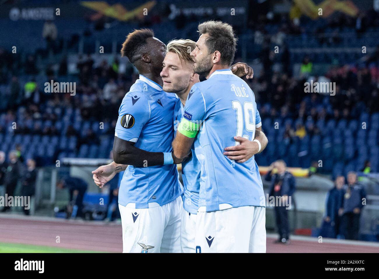 Roma, Italia. 03 ott 2019. Ciro immobile del Lazio celebra con i suoi compagni di squadra dopo un goal durante la UEFA Europa League match tra SS Lazio e Stade Rennais FC presso lo Stadio Olimpico.(punteggio finale: SS Lazio 2:1 Stade Rennais FC). Credito: SOPA Immagini limitata/Alamy Live News Foto Stock
