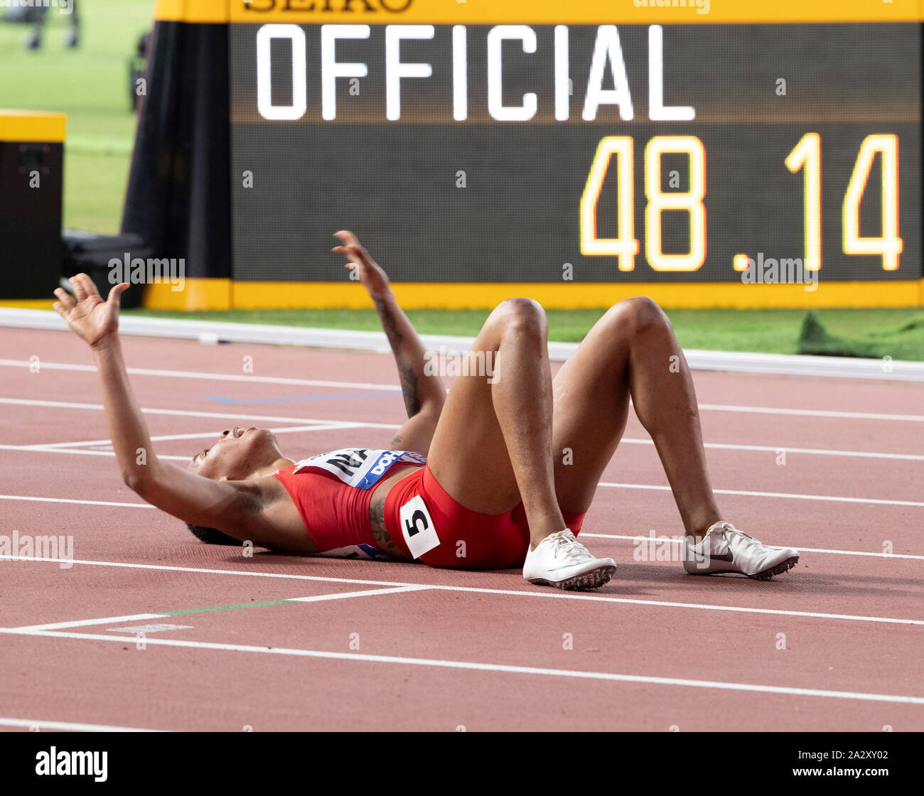 Doha in Qatar. 04 ott 2019. Salwa Eid Naser (BRN) vince 400m medaglia d'oro durante la IAAF Campionati del Mondo Al Khalifa International Stadium. Credito: SOPA Immagini limitata/Alamy Live News Foto Stock